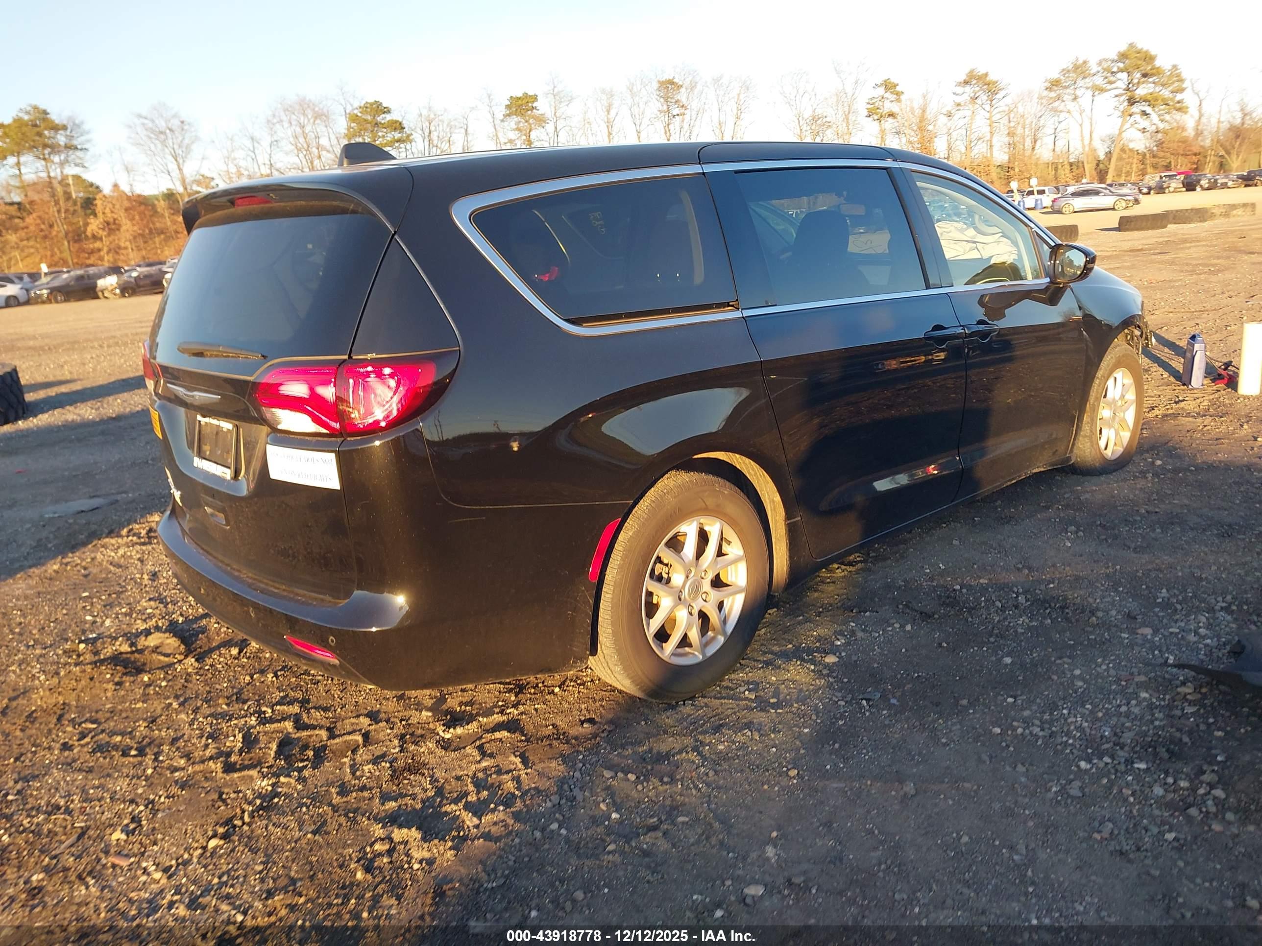 CHRYSLER VOYAGER image 4