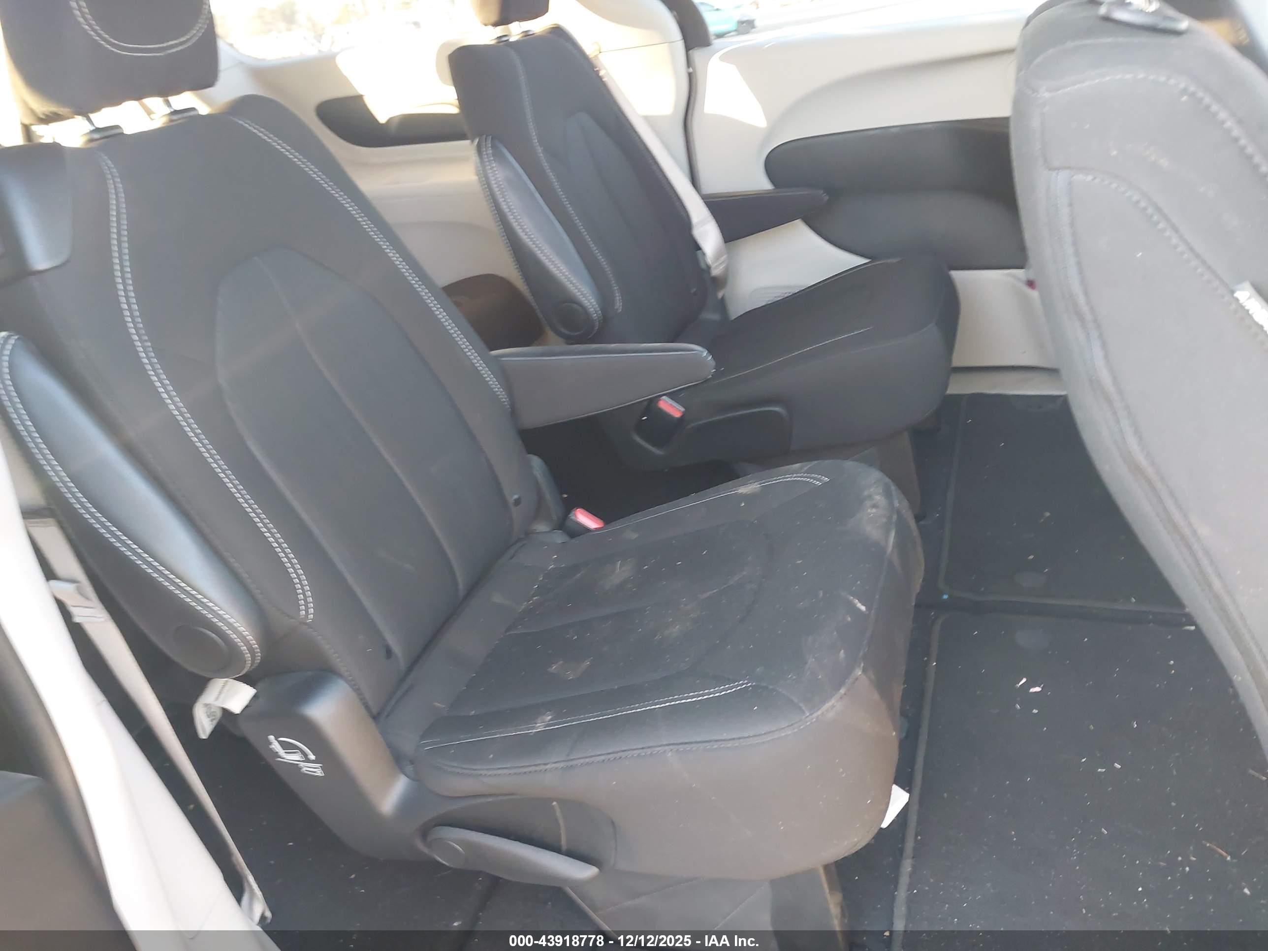 CHRYSLER VOYAGER image 8