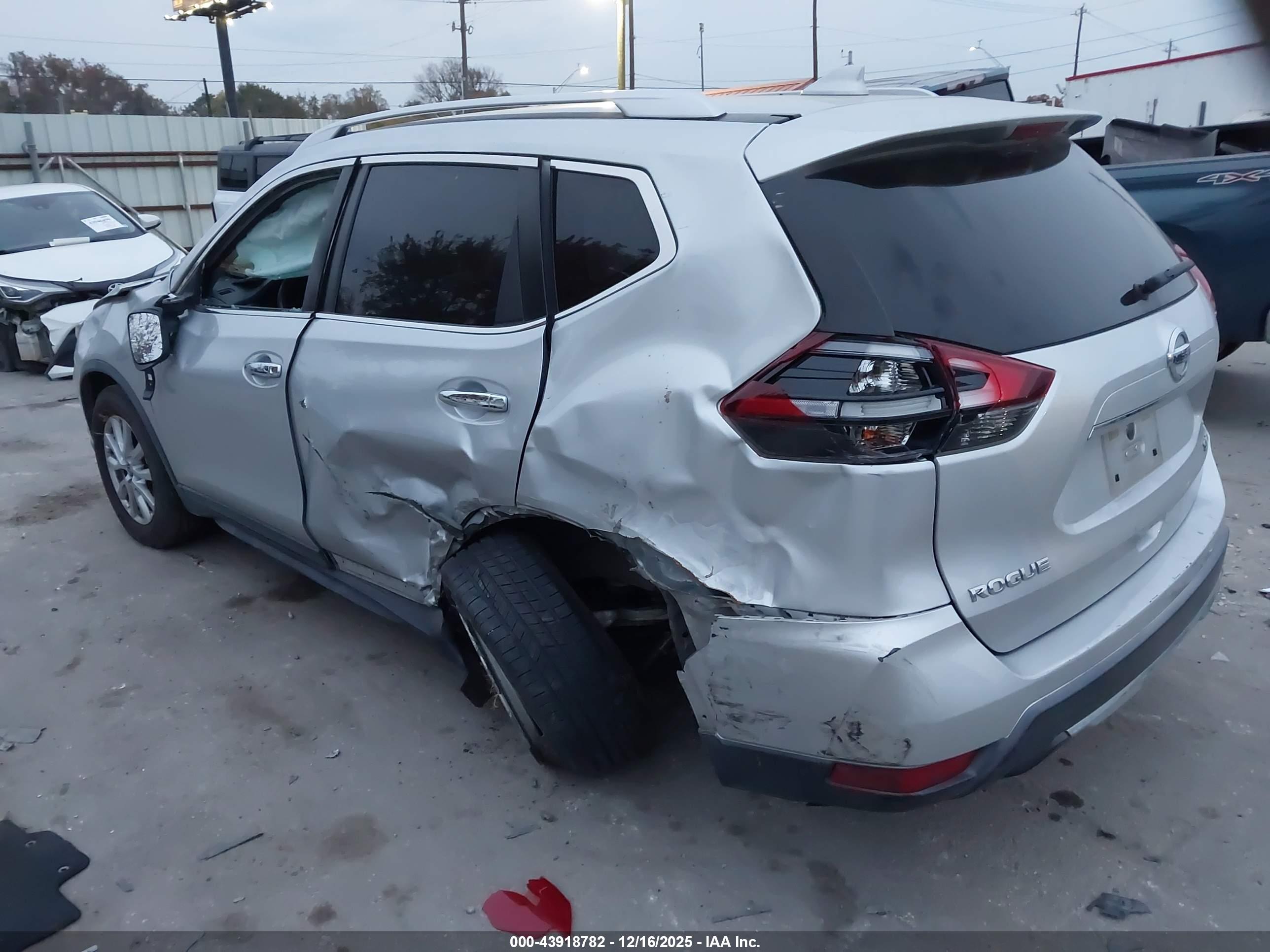 NISSAN ROGUE image 3