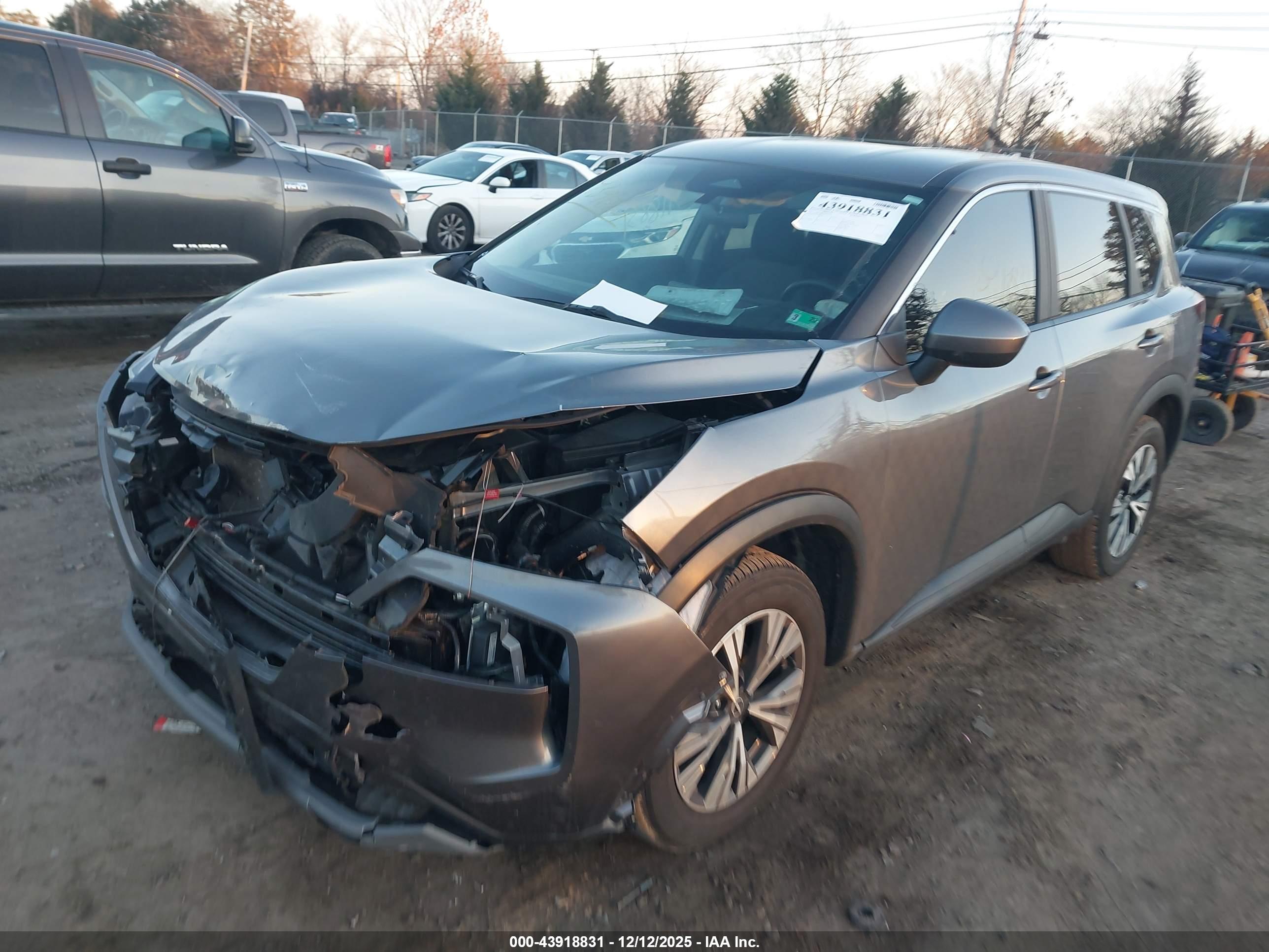 NISSAN ROGUE image 2