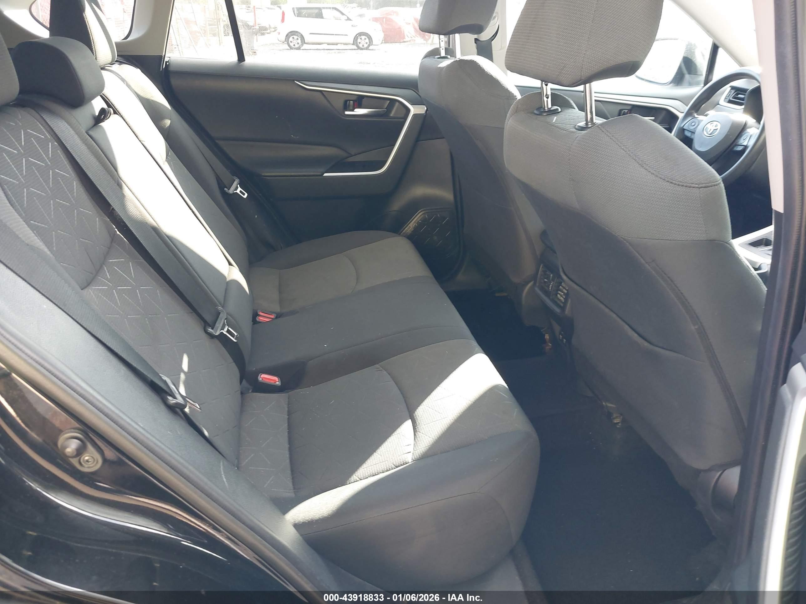 TOYOTA RAV4 image 8