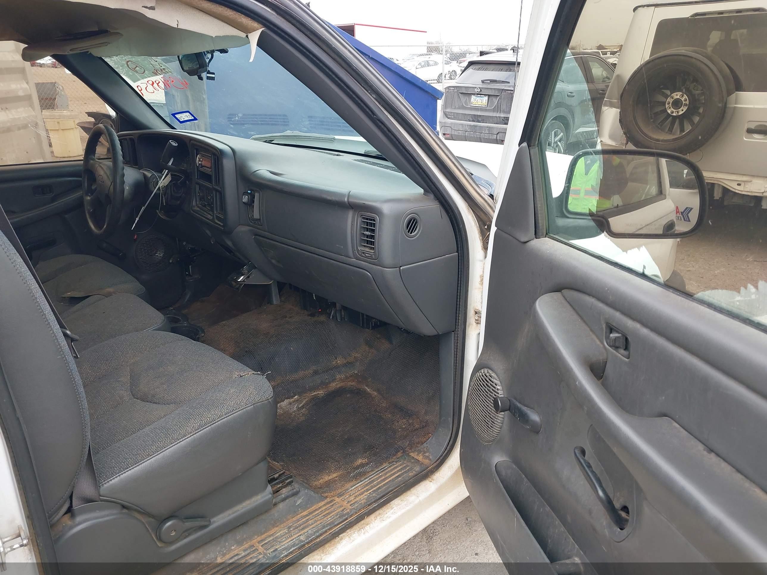 CHEVROLET SILVERADO image 5