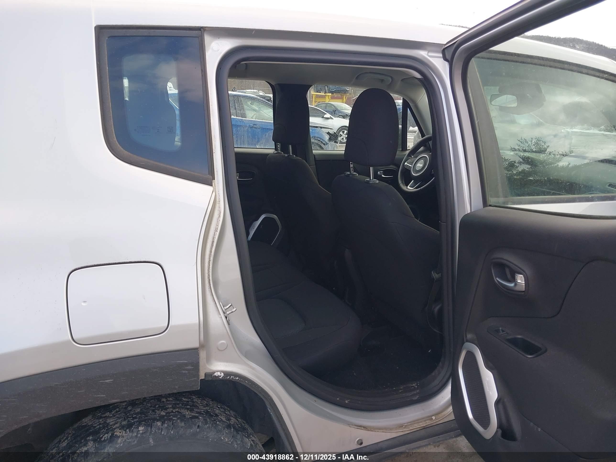 JEEP RENEGADE image 8