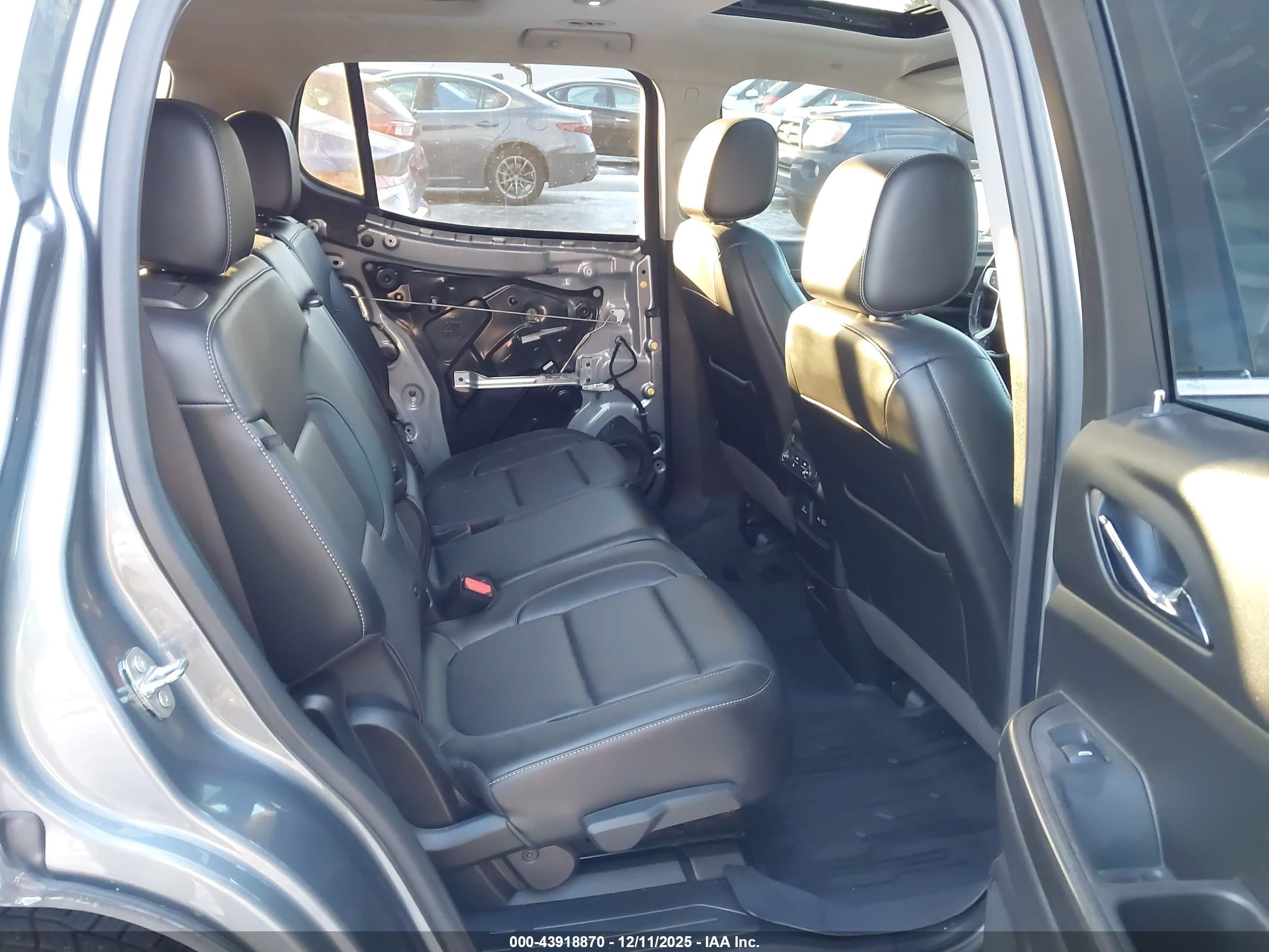 GMC ACADIA image 8