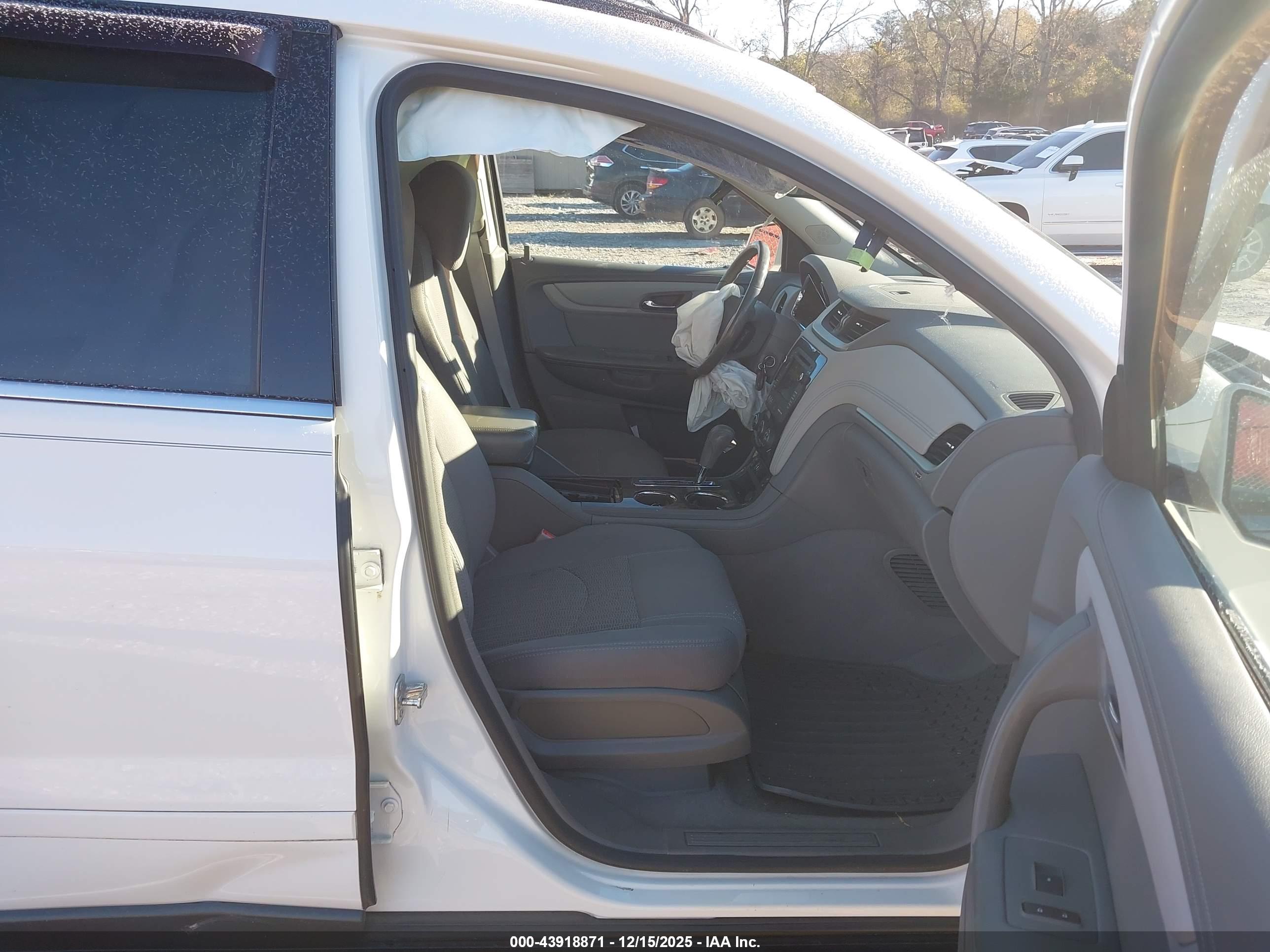 CHEVROLET TRAVERSE image 5