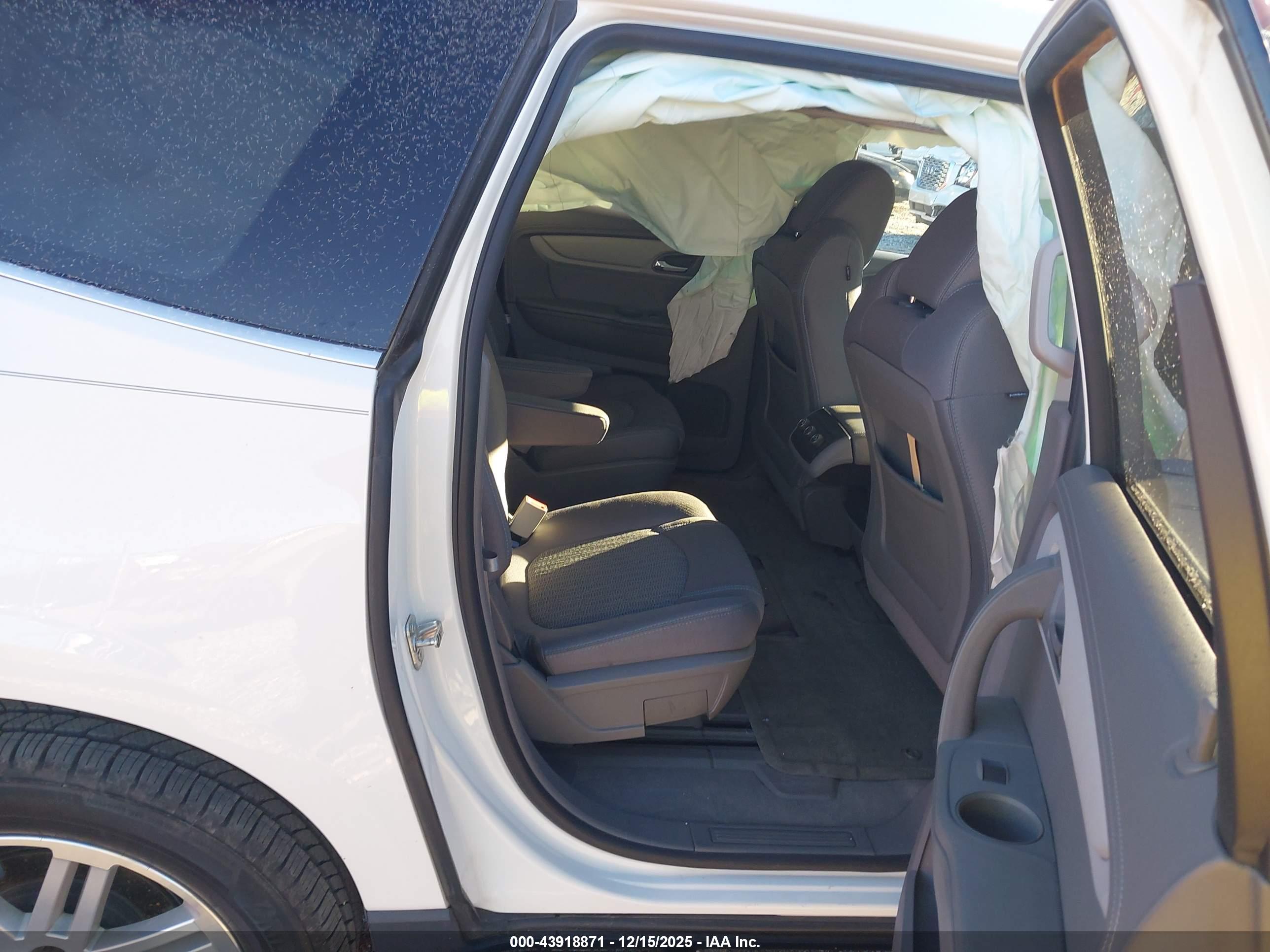 CHEVROLET TRAVERSE image 8