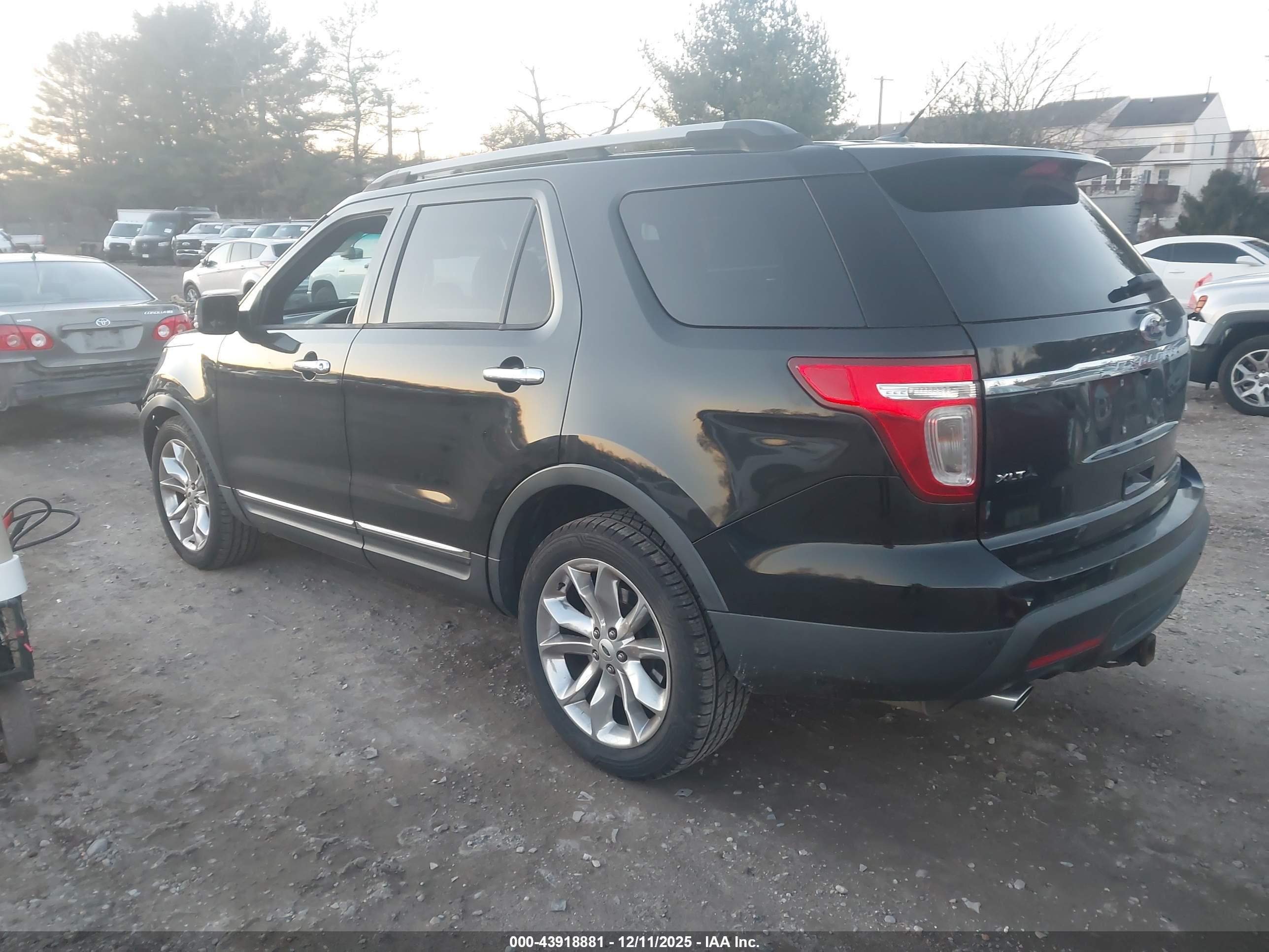 FORD EXPLORER image 3