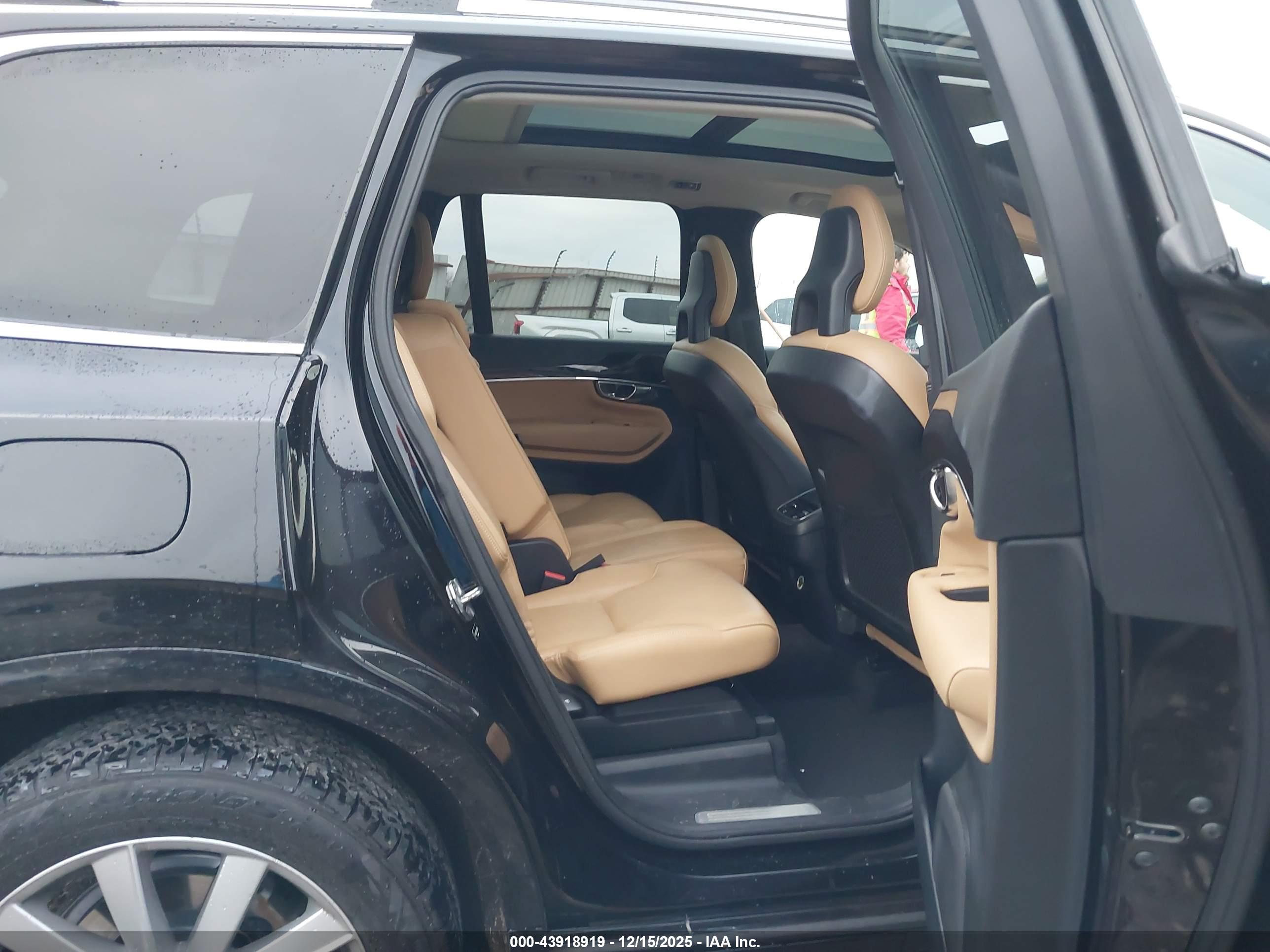 VOLVO XC90 image 8
