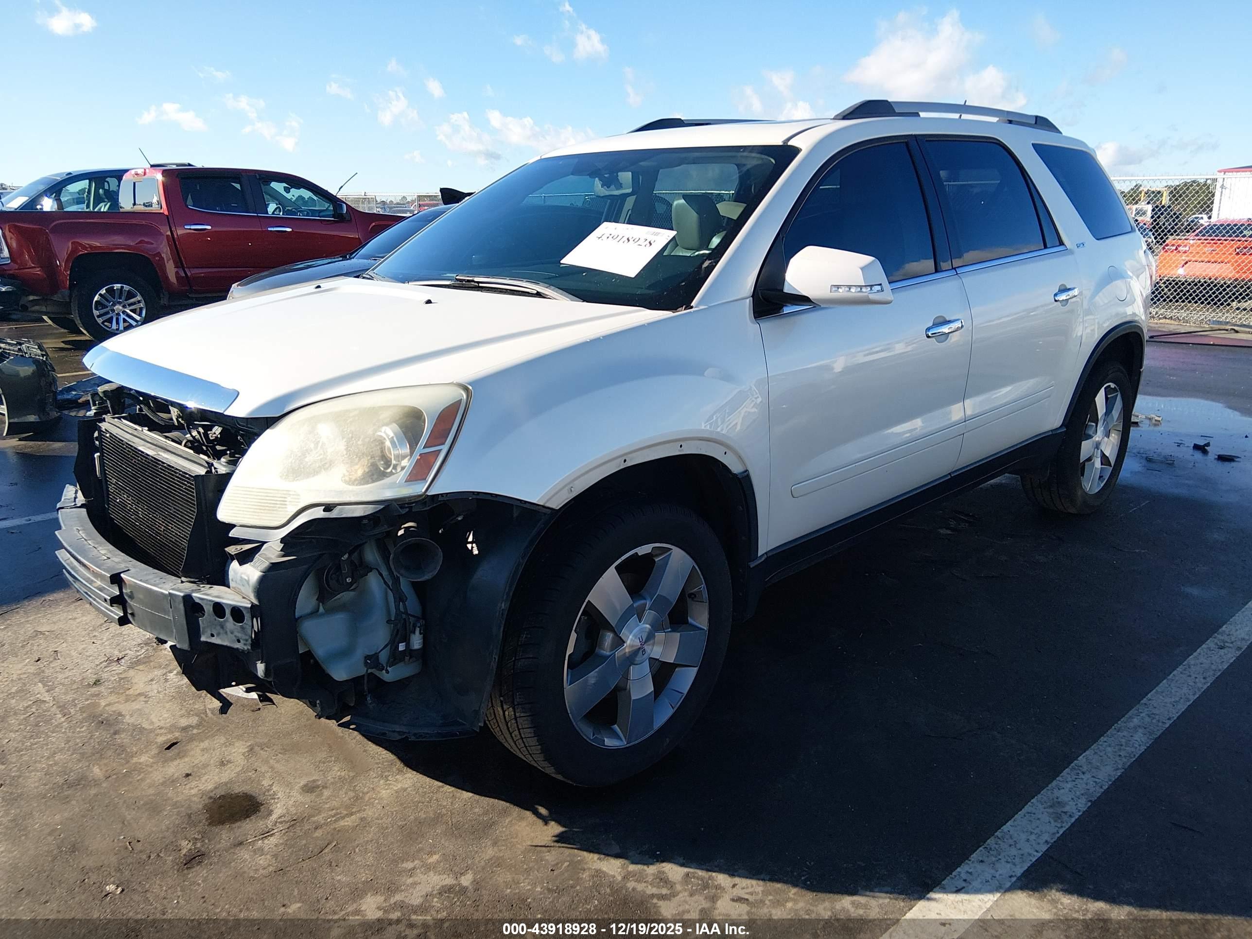 GMC ACADIA image 2