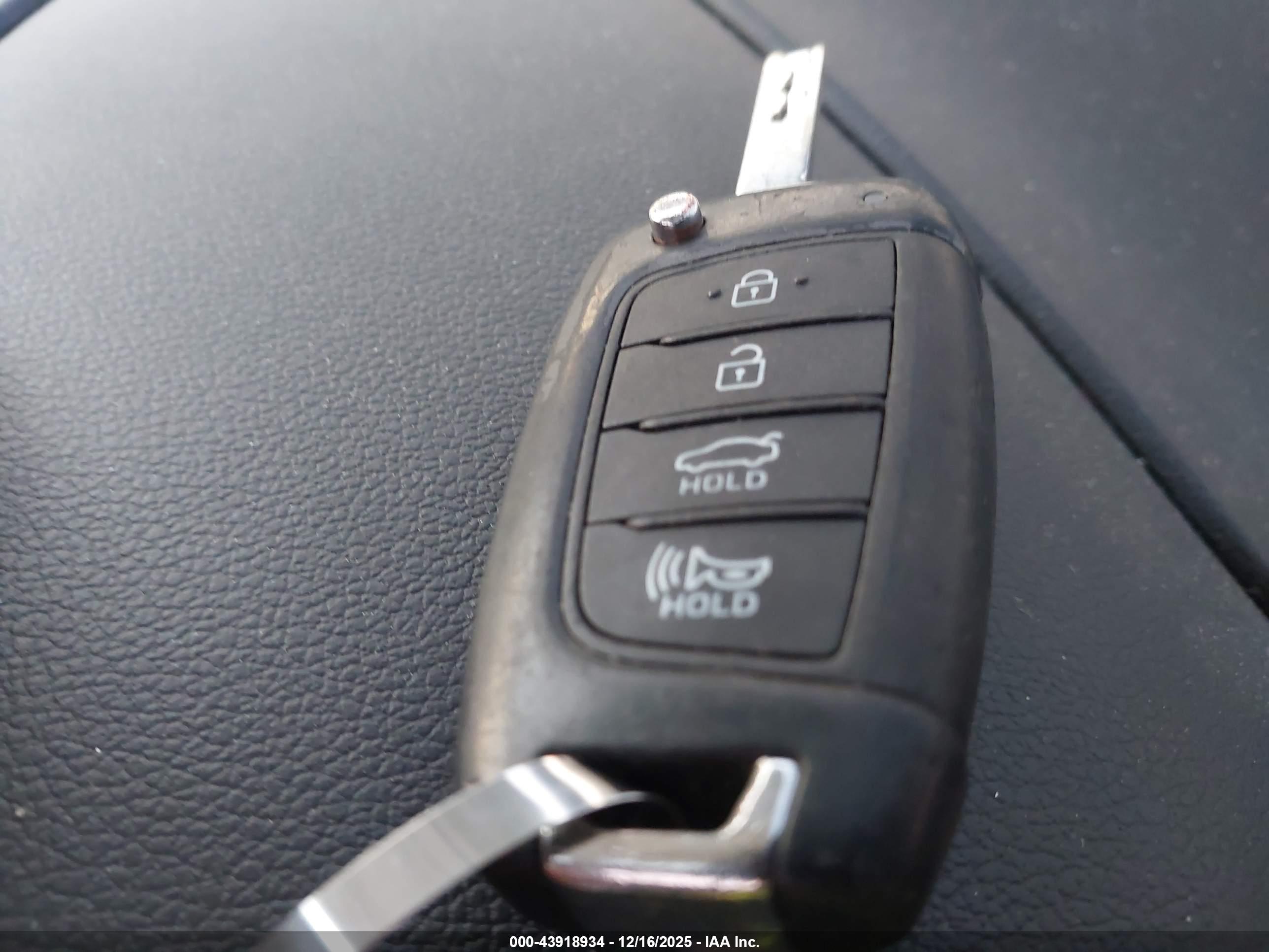 HYUNDAI ACCENT image 11
