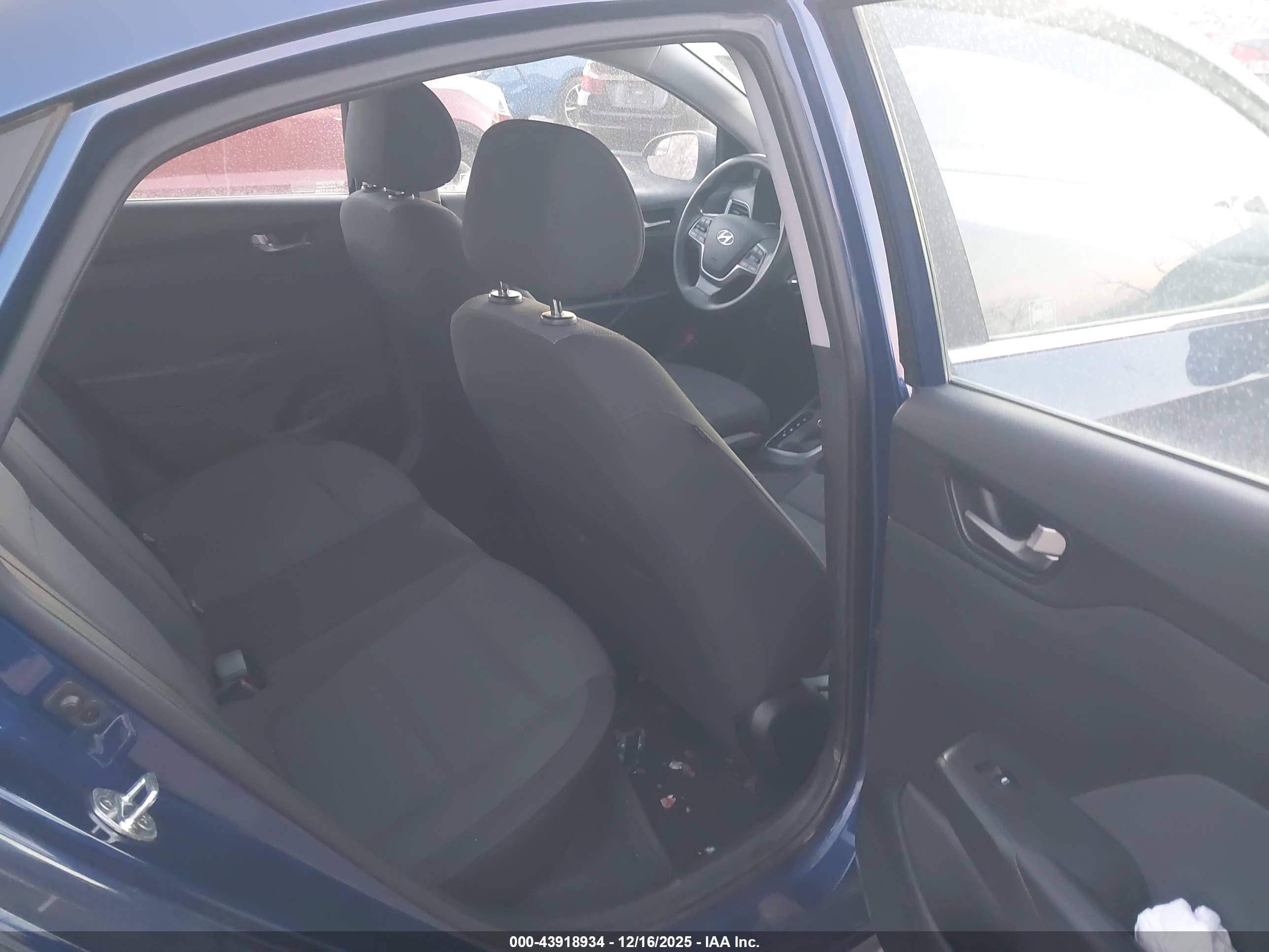 HYUNDAI ACCENT image 8