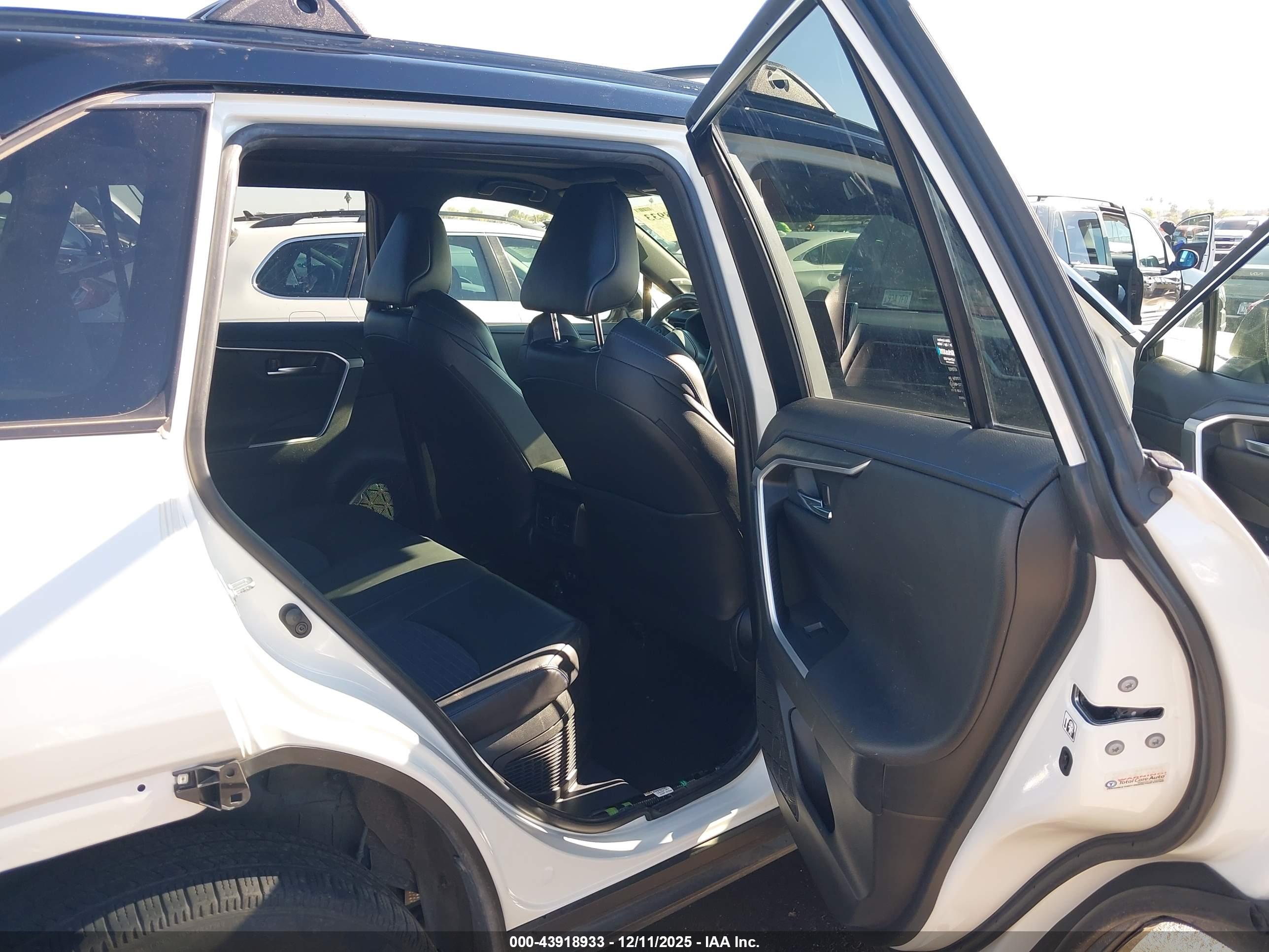 TOYOTA RAV4 image 8