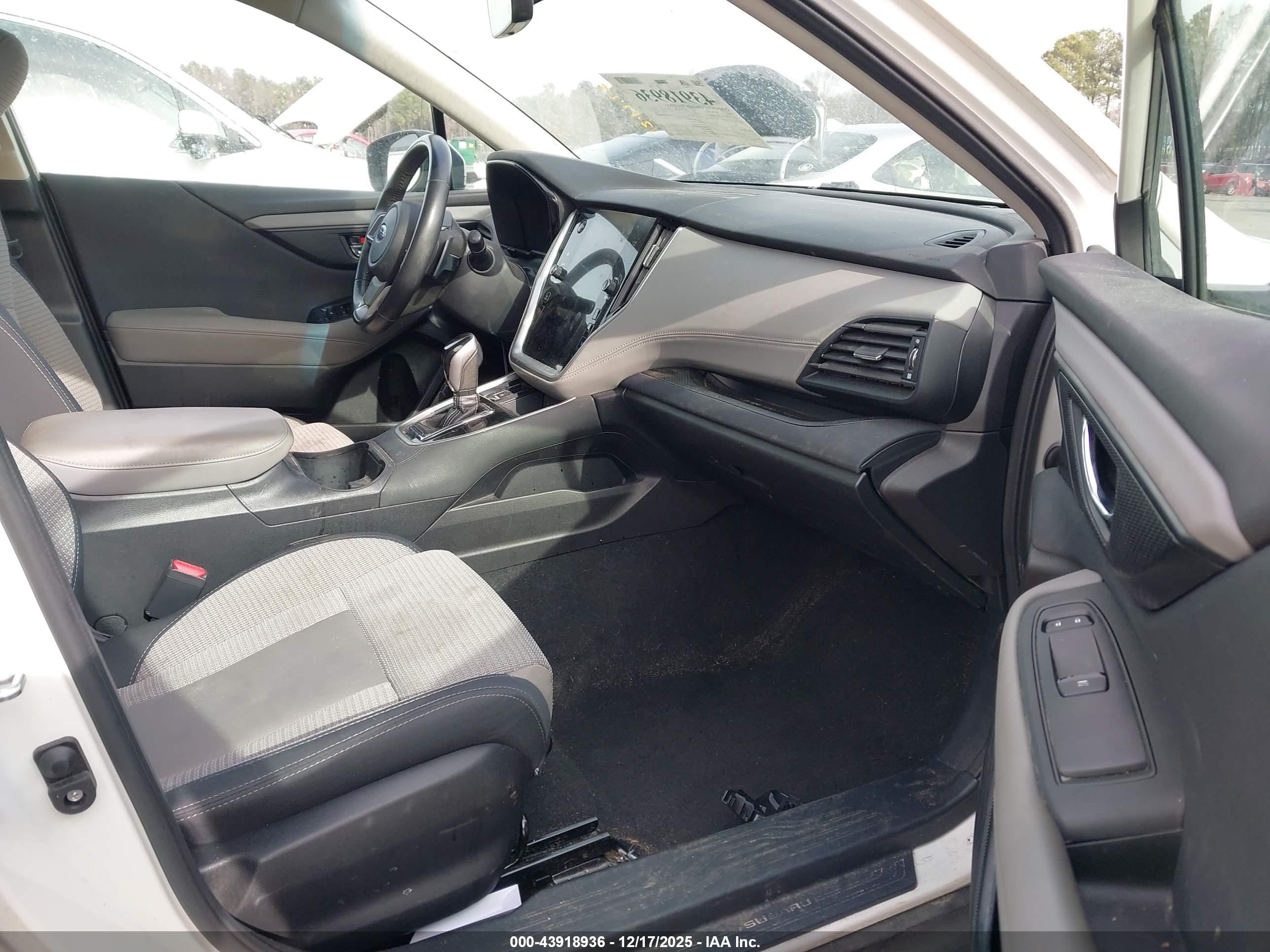 SUBARU OUTBACK image 5