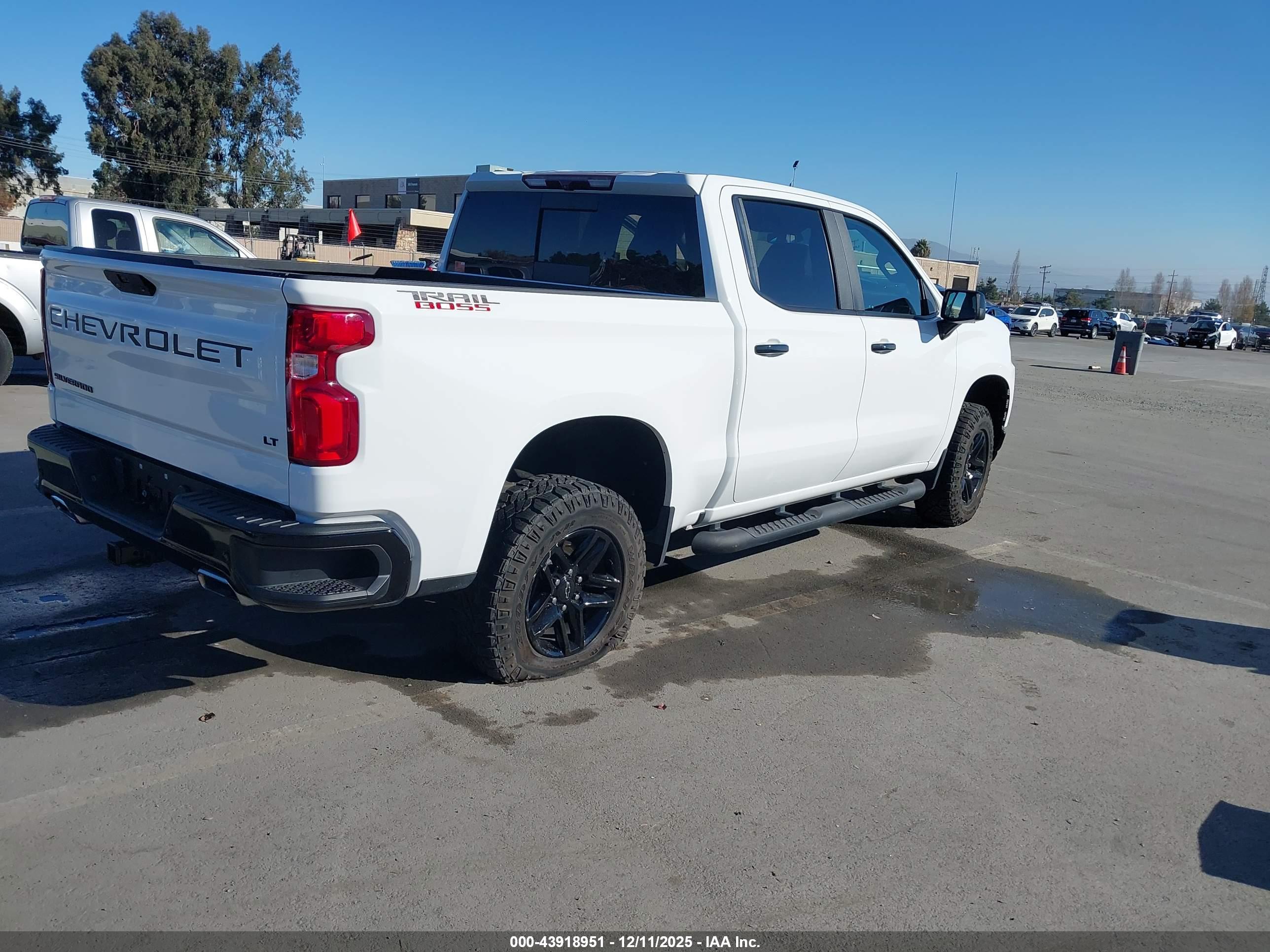 CHEVROLET SILVERADO image 4