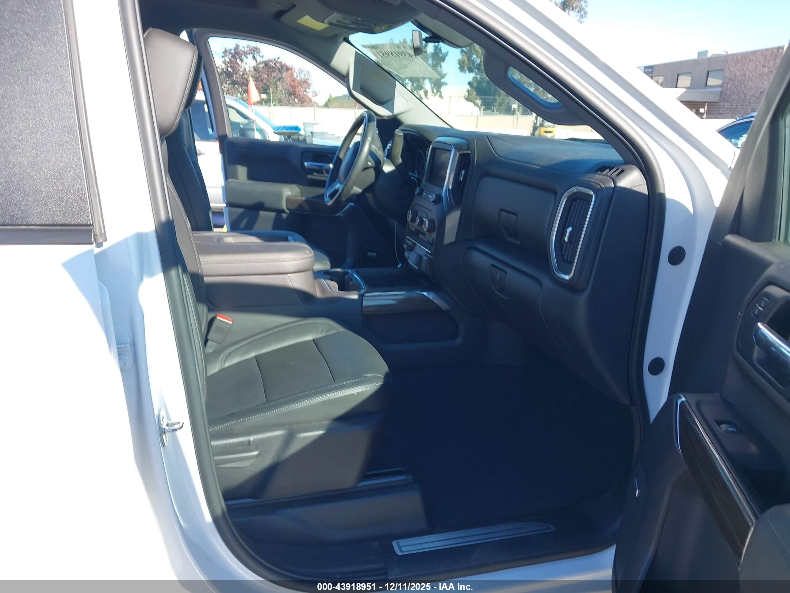 CHEVROLET SILVERADO image 5