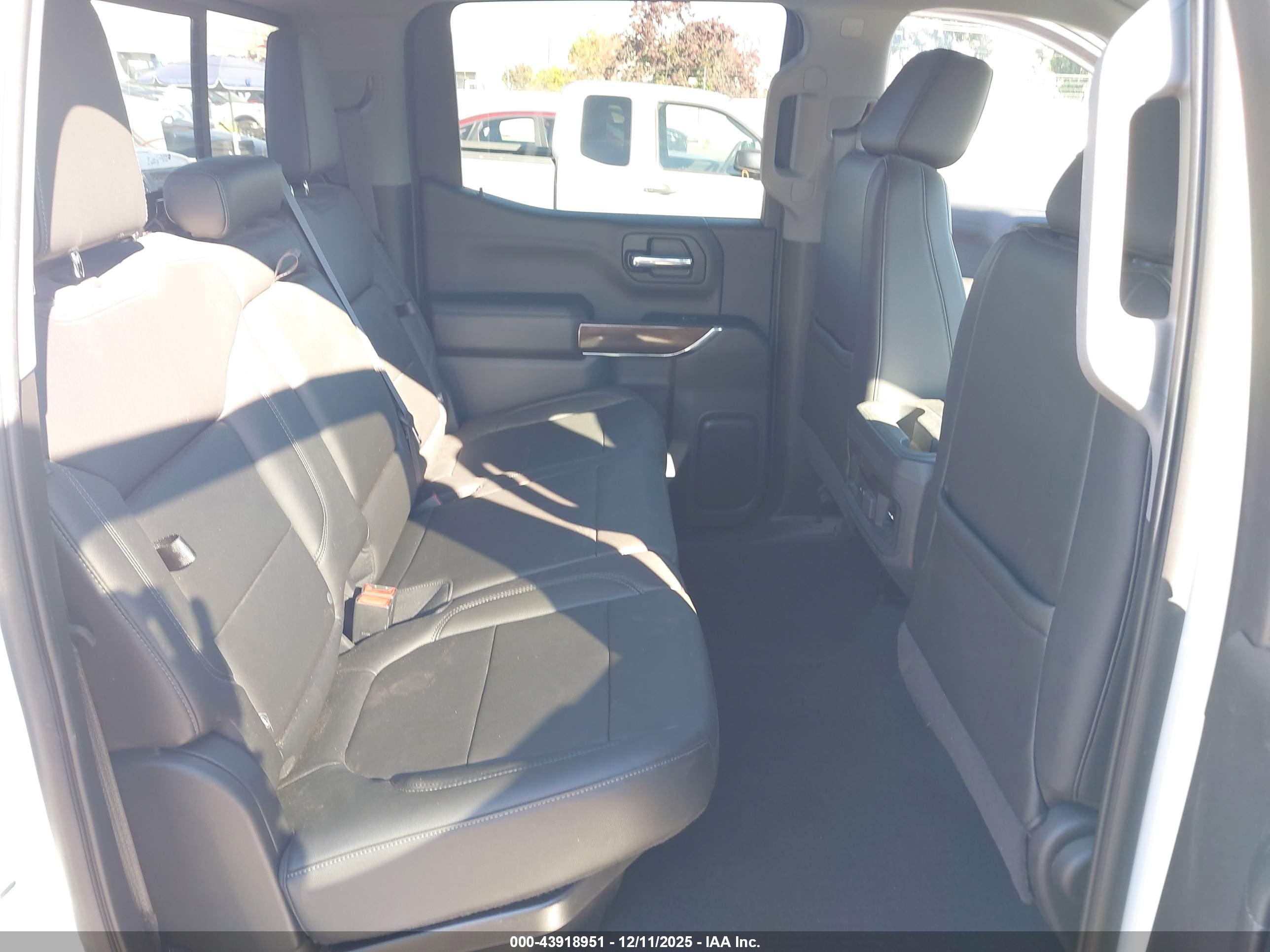CHEVROLET SILVERADO image 8