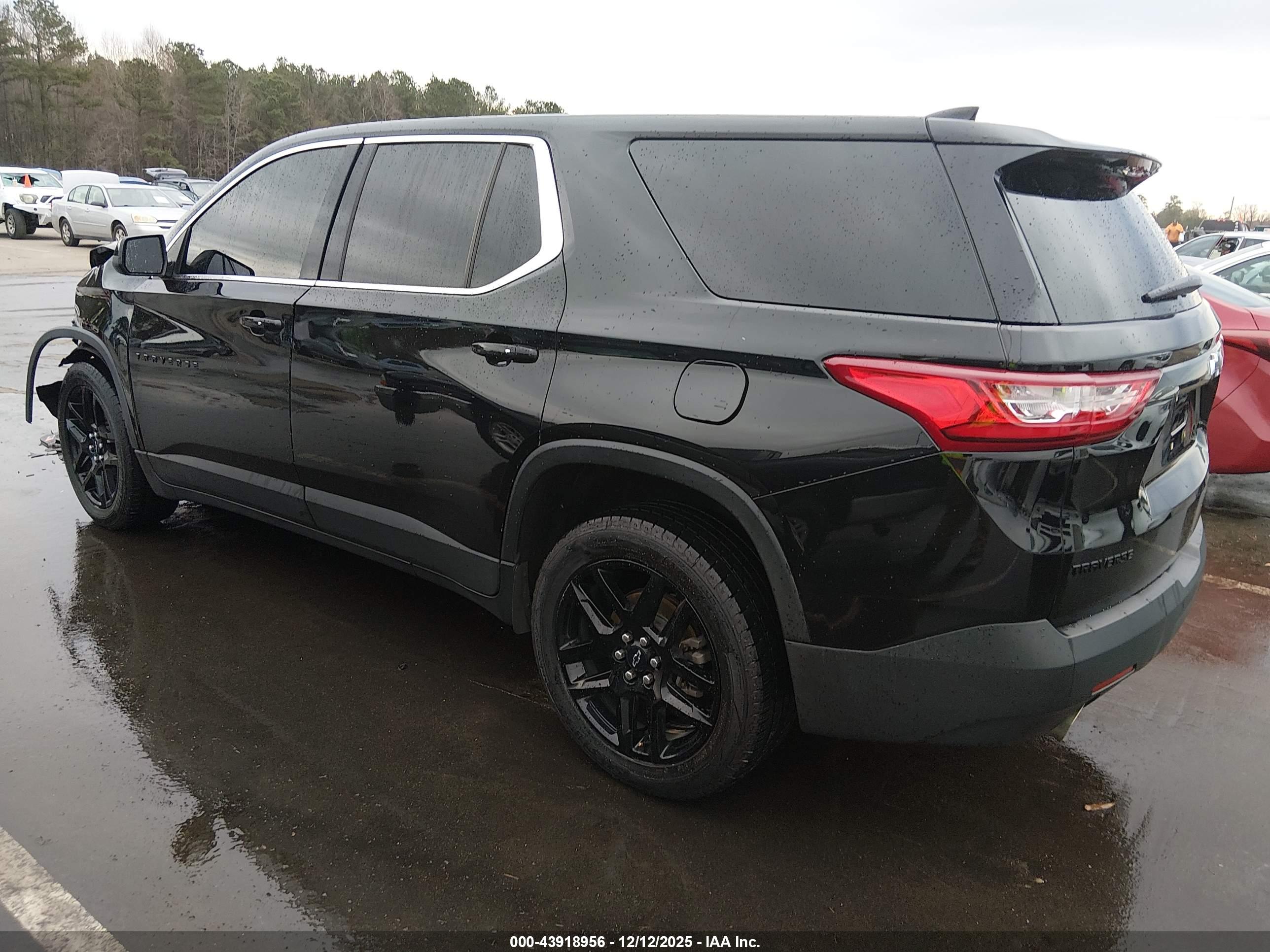 CHEVROLET TRAVERSE image 3