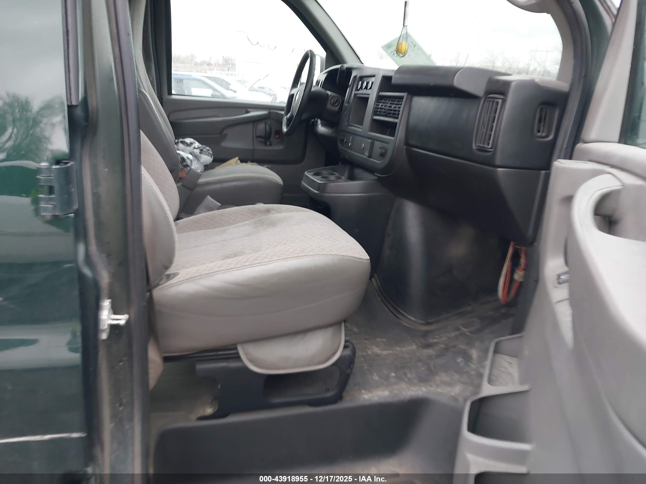 CHEVROLET EXPRESS image 5