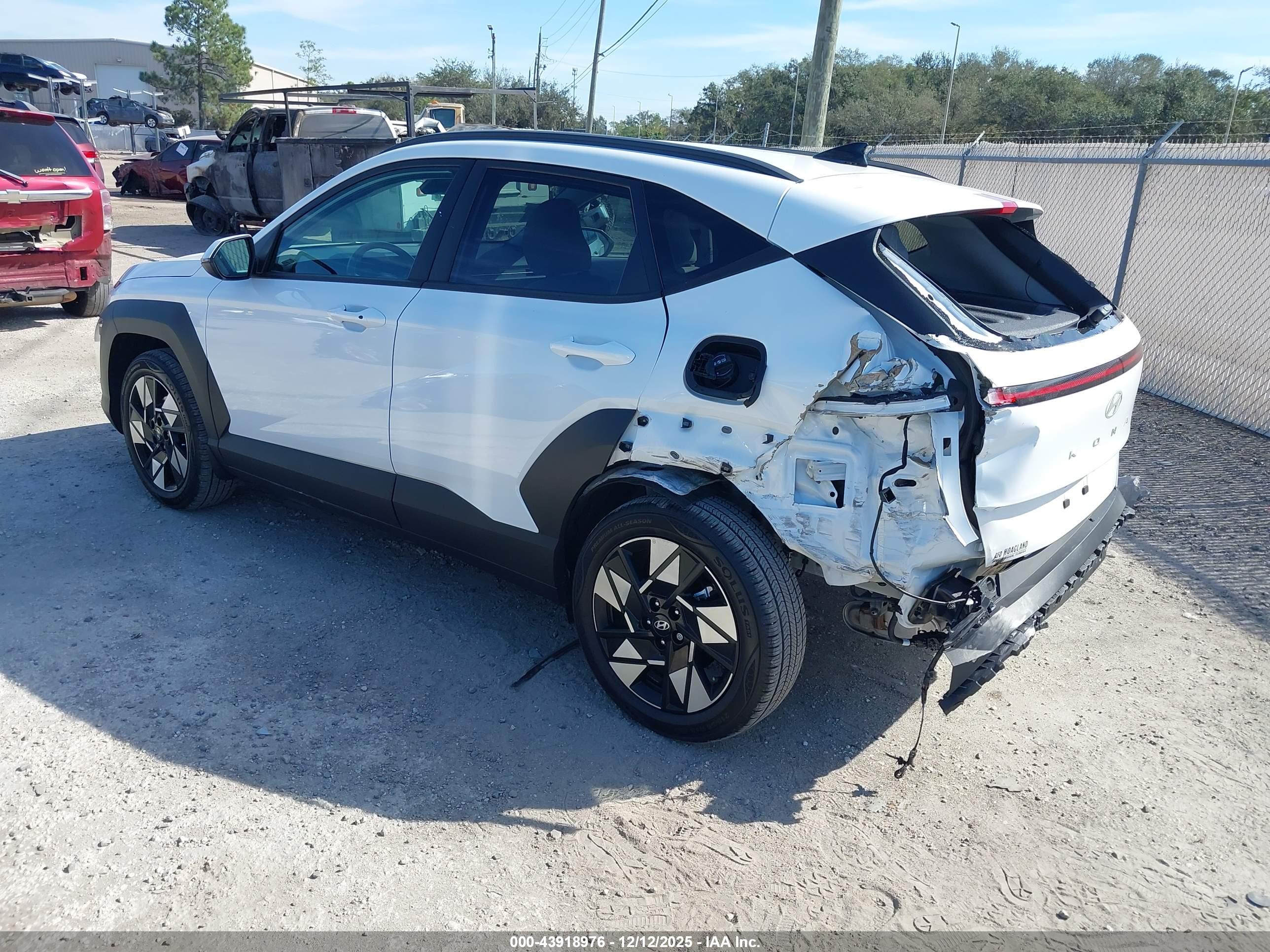HYUNDAI KONA image 3
