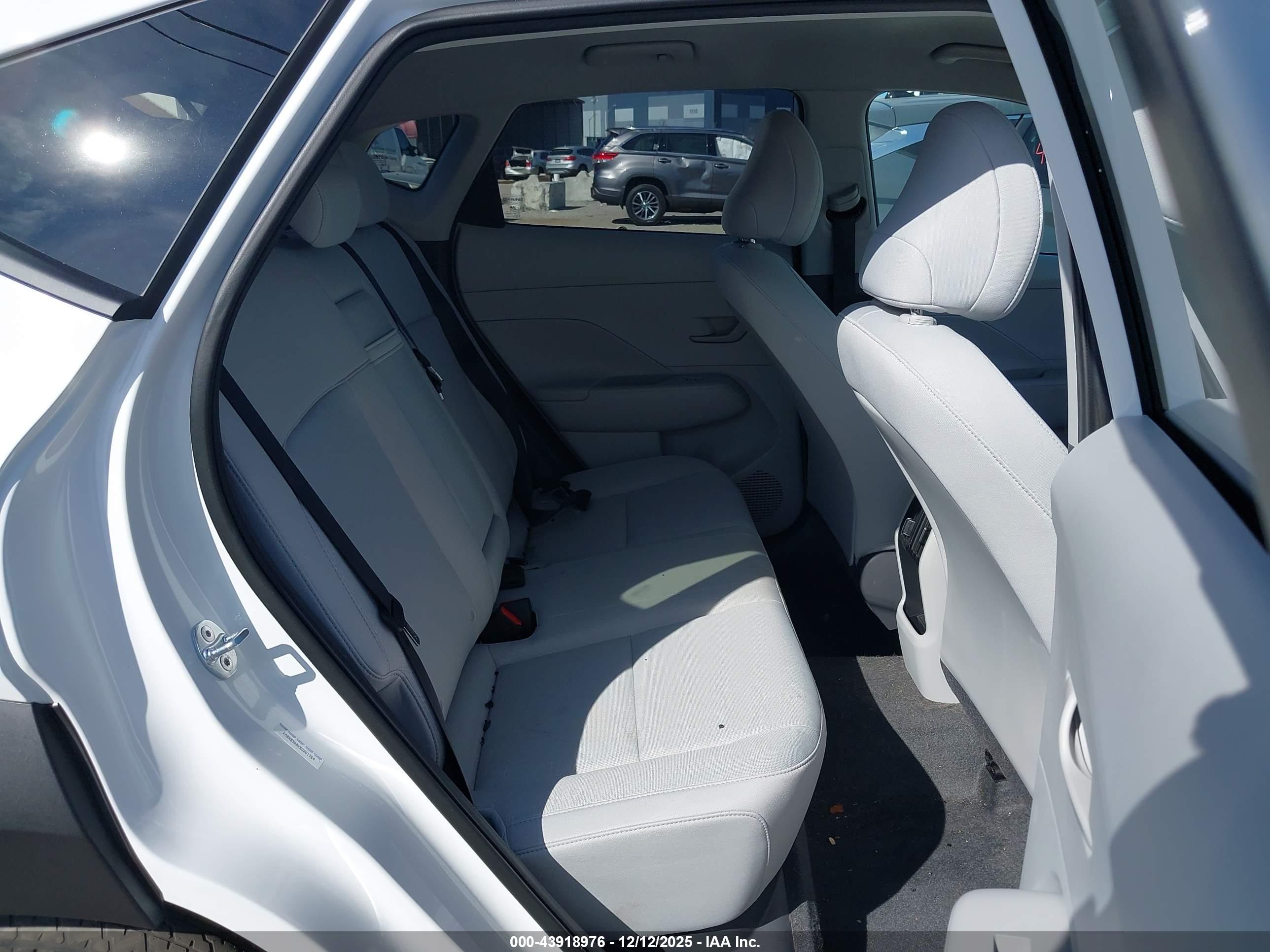 HYUNDAI KONA image 8