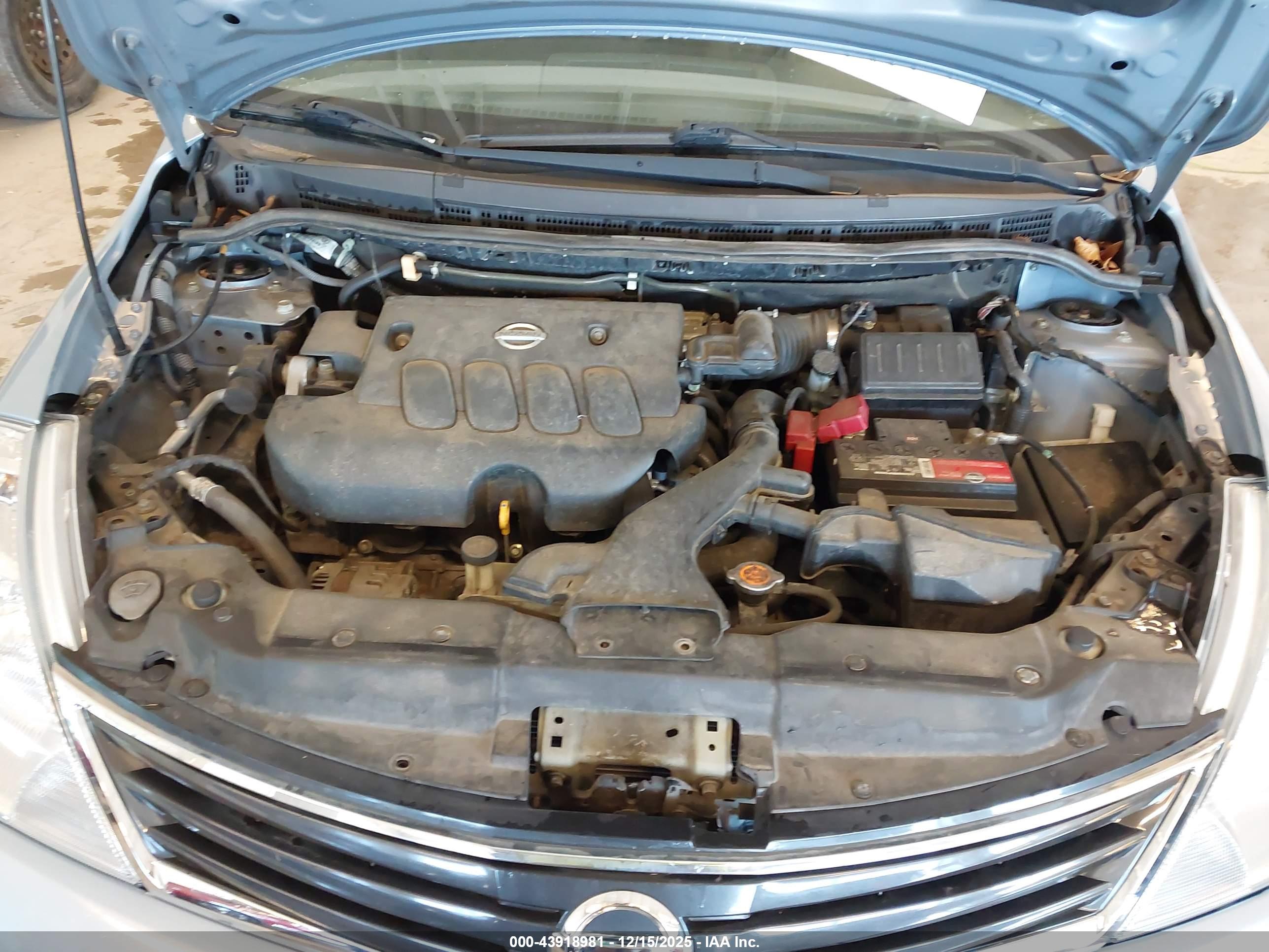 NISSAN VERSA image 10