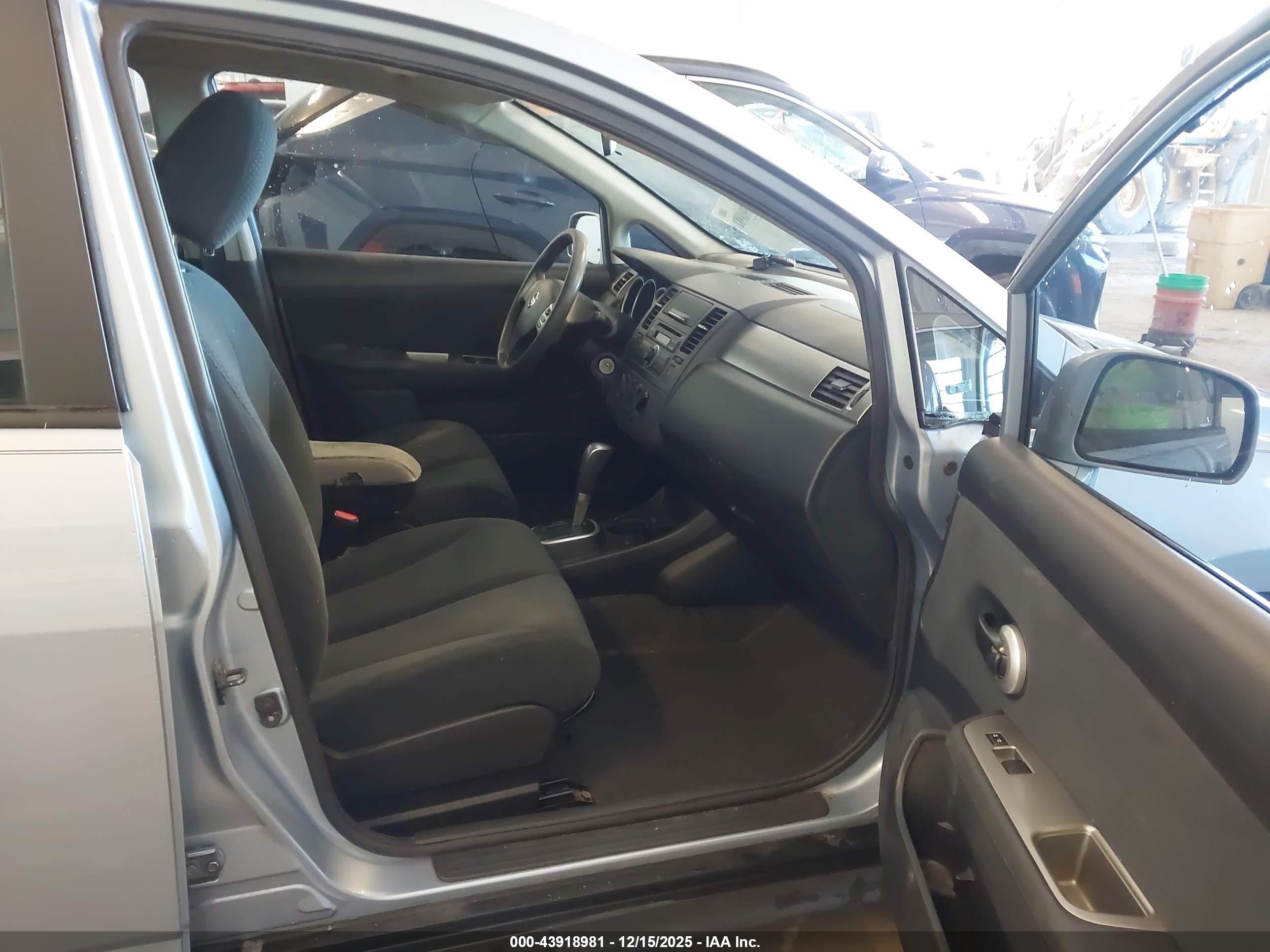 NISSAN VERSA image 5