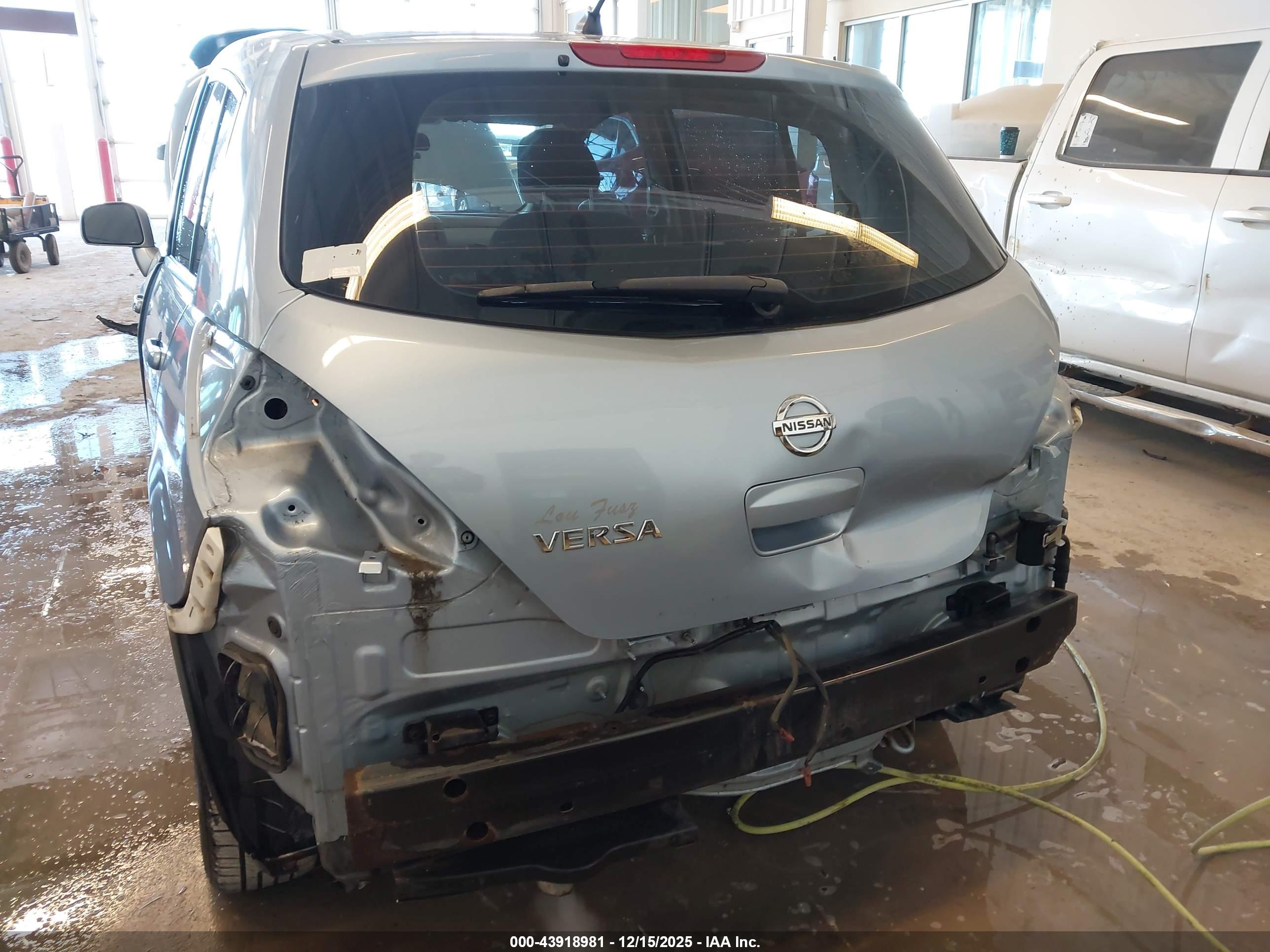 NISSAN VERSA image 6
