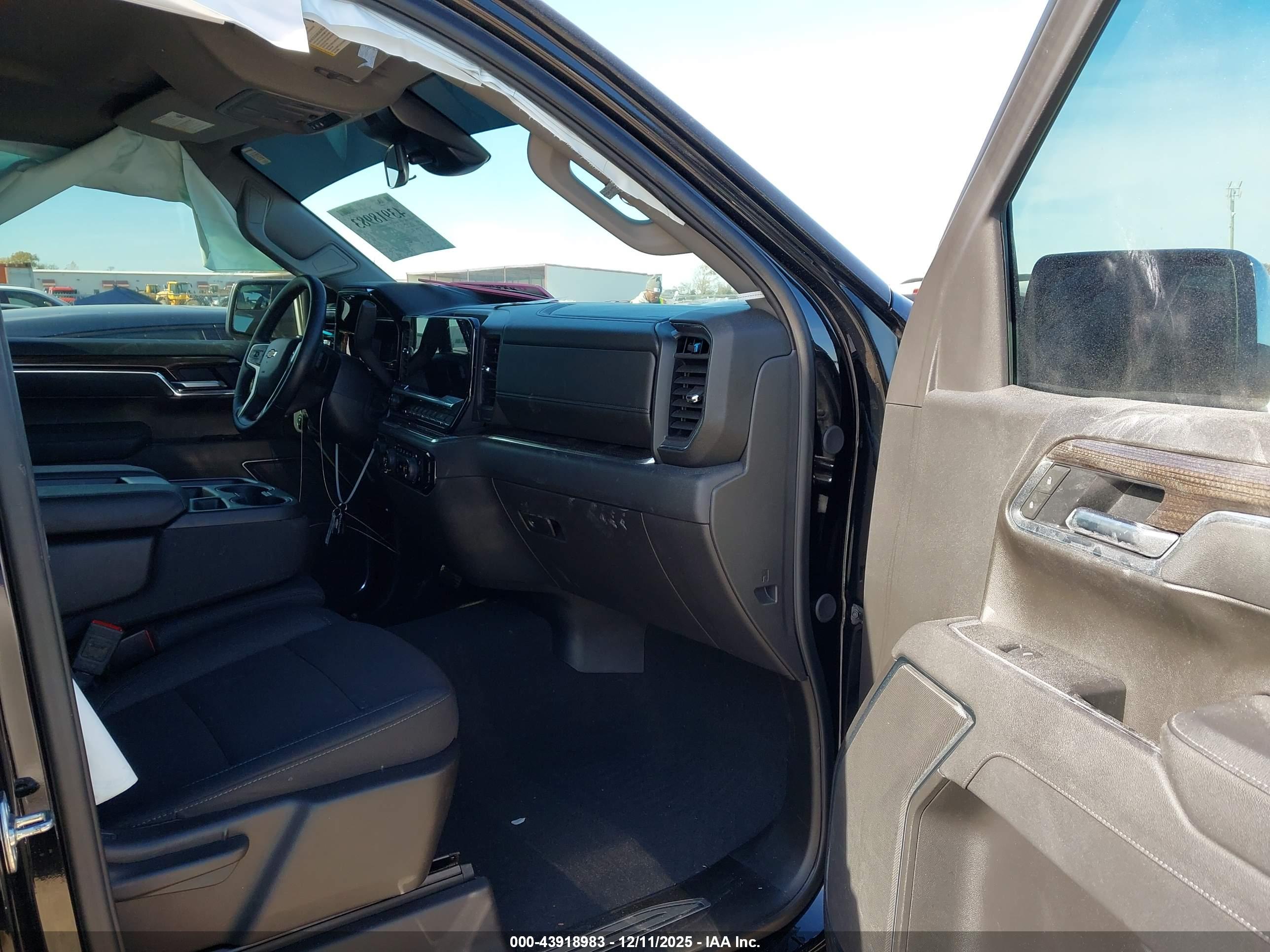 CHEVROLET SILVERADO image 5
