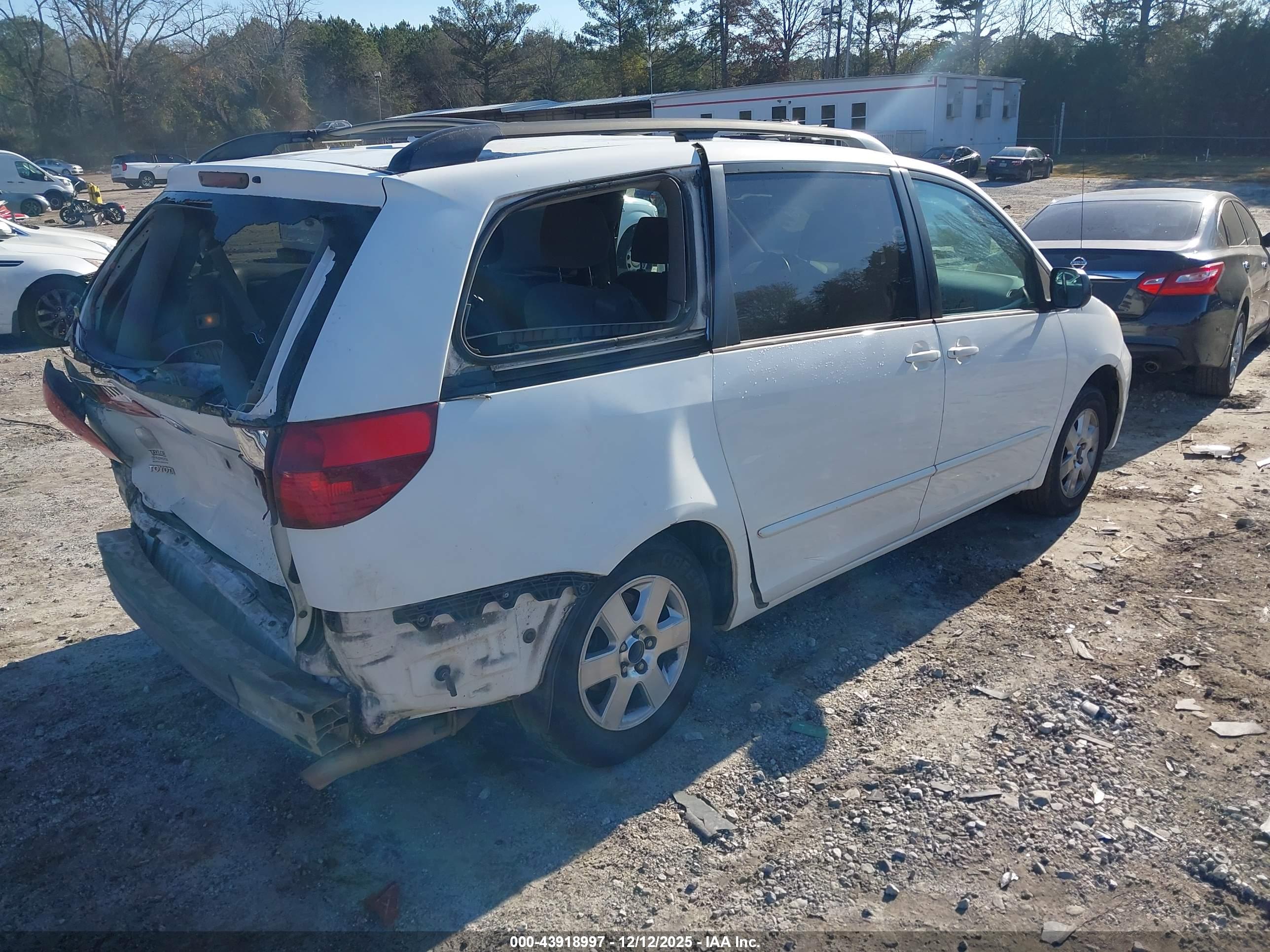 TOYOTA SIENNA image 4
