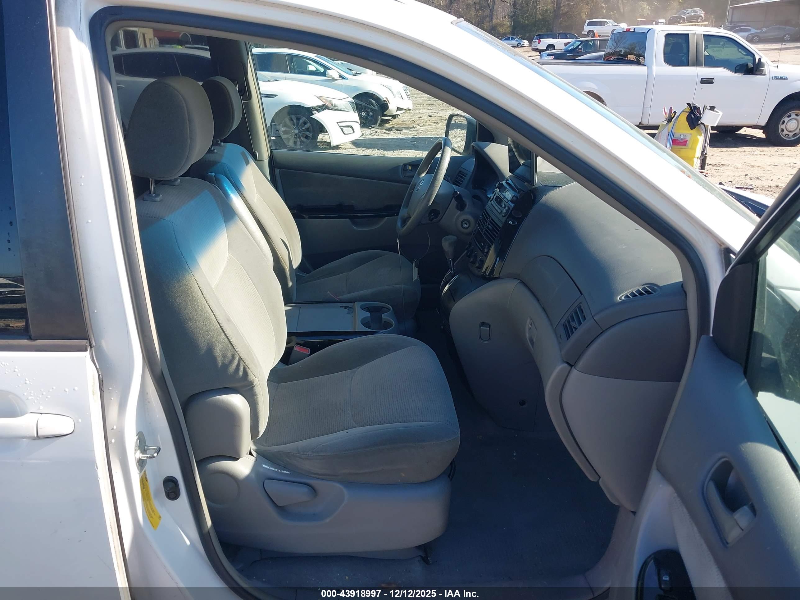 TOYOTA SIENNA image 5