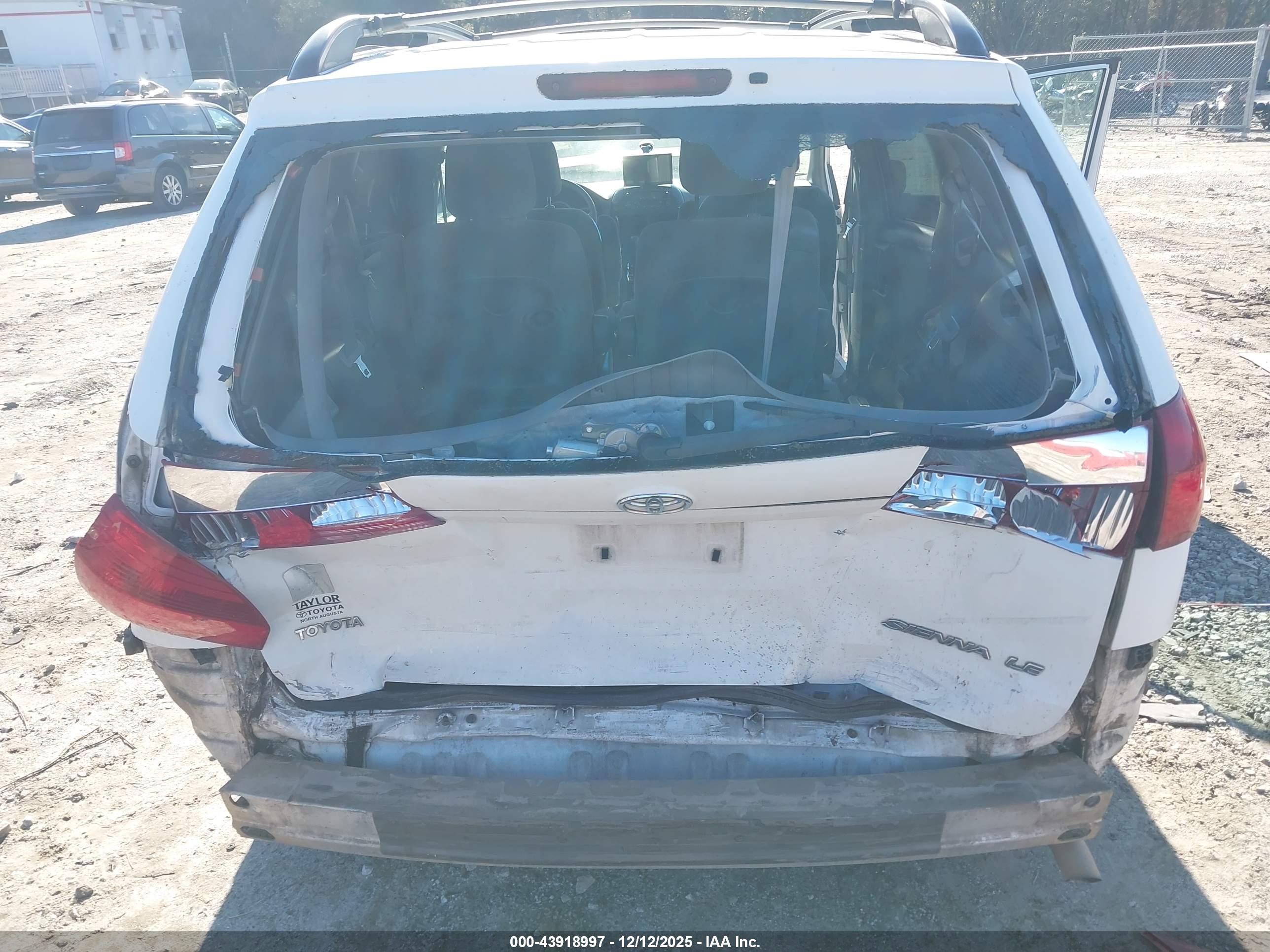 TOYOTA SIENNA image 6