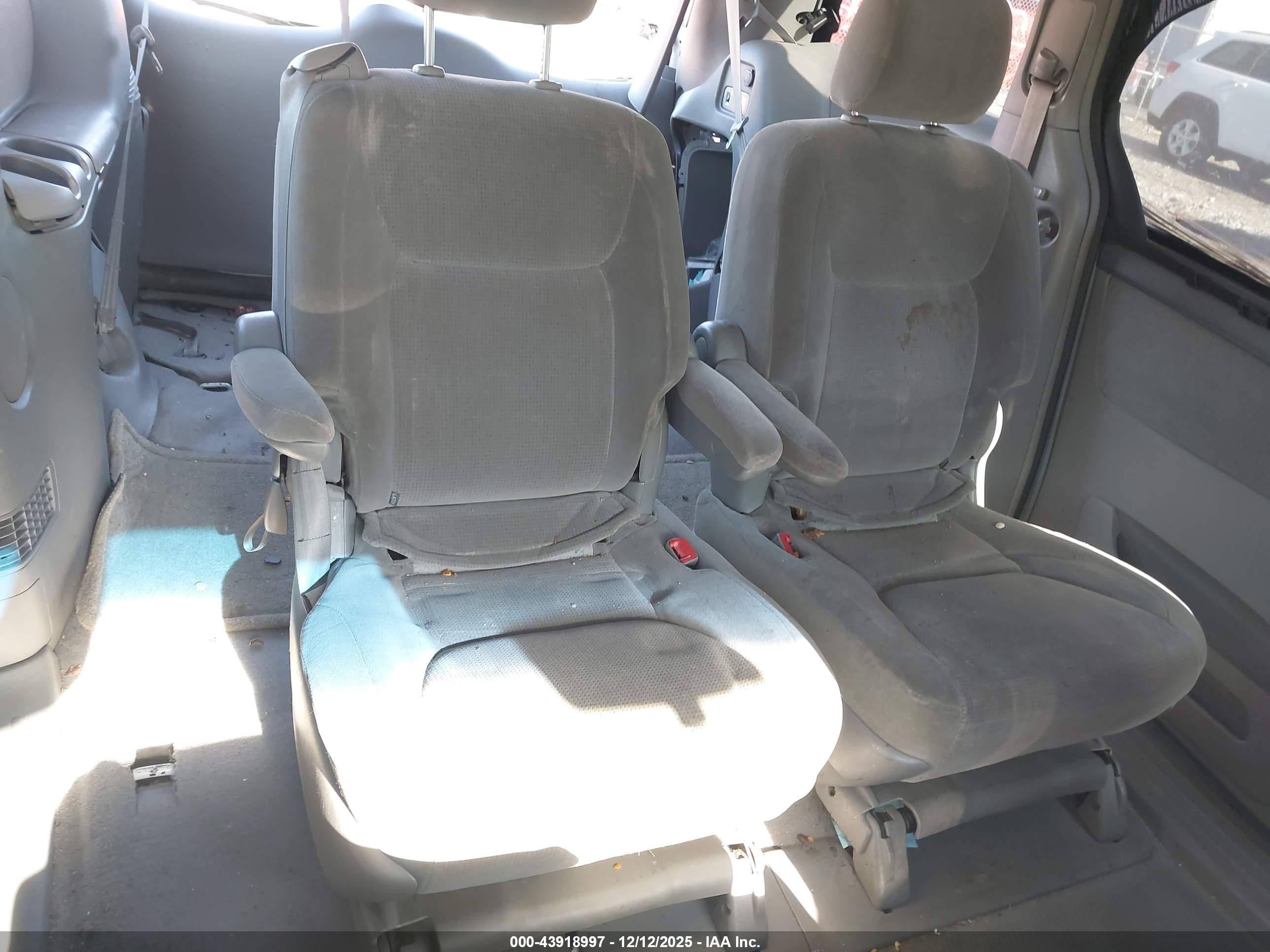 TOYOTA SIENNA image 8
