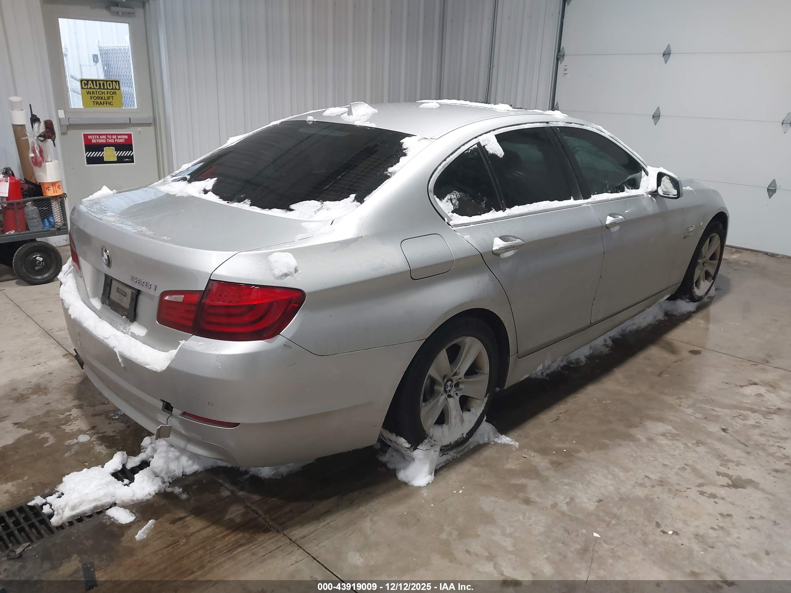 BMW 528I image 4