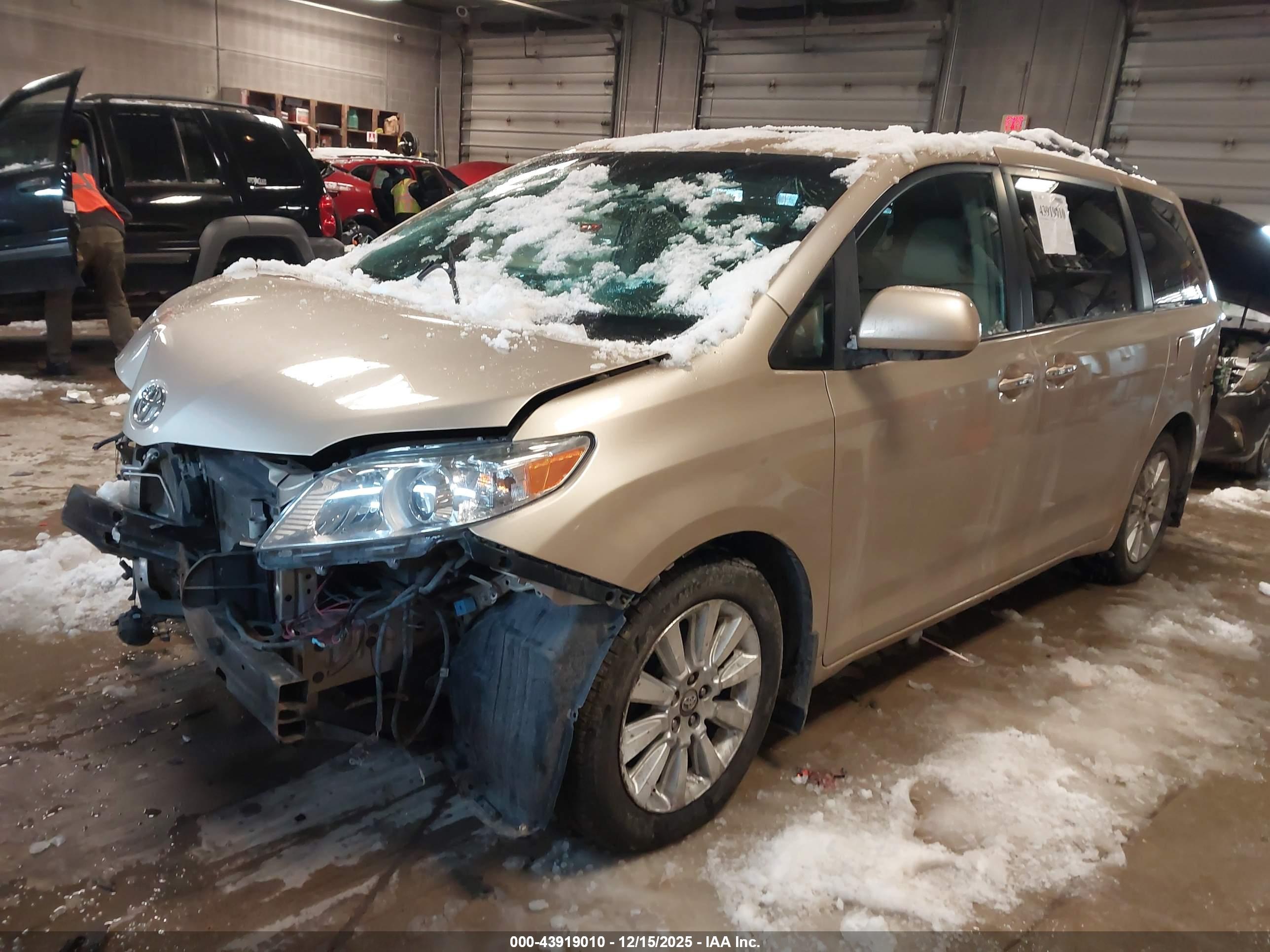 TOYOTA SIENNA image 2