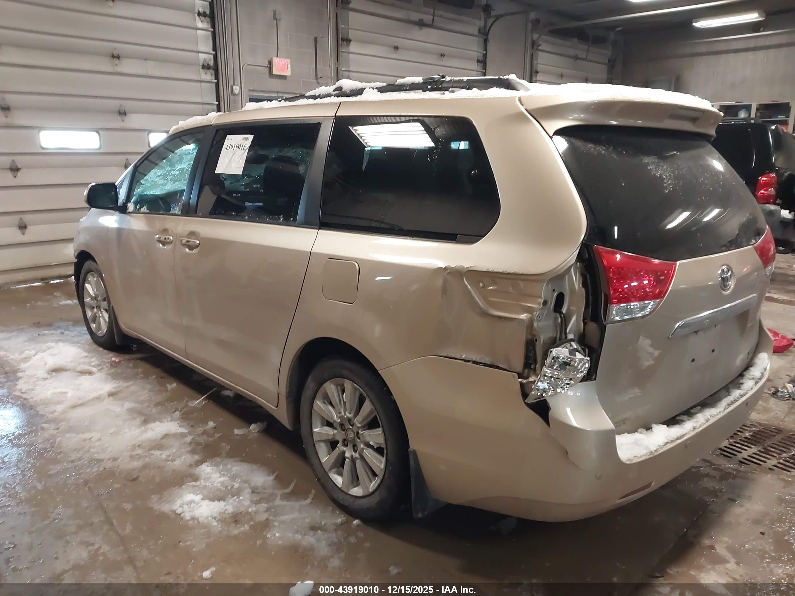 TOYOTA SIENNA image 3