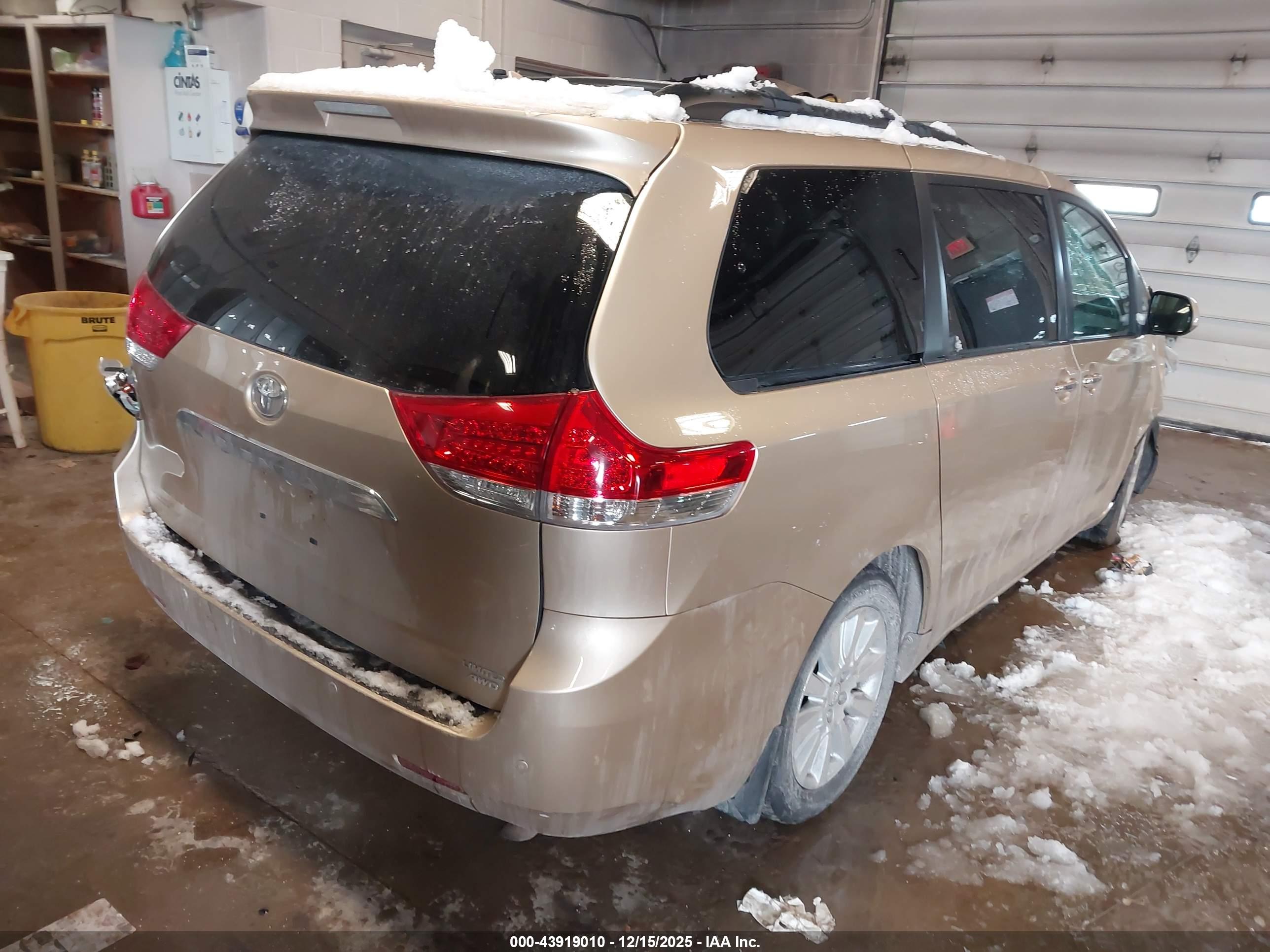 TOYOTA SIENNA image 4