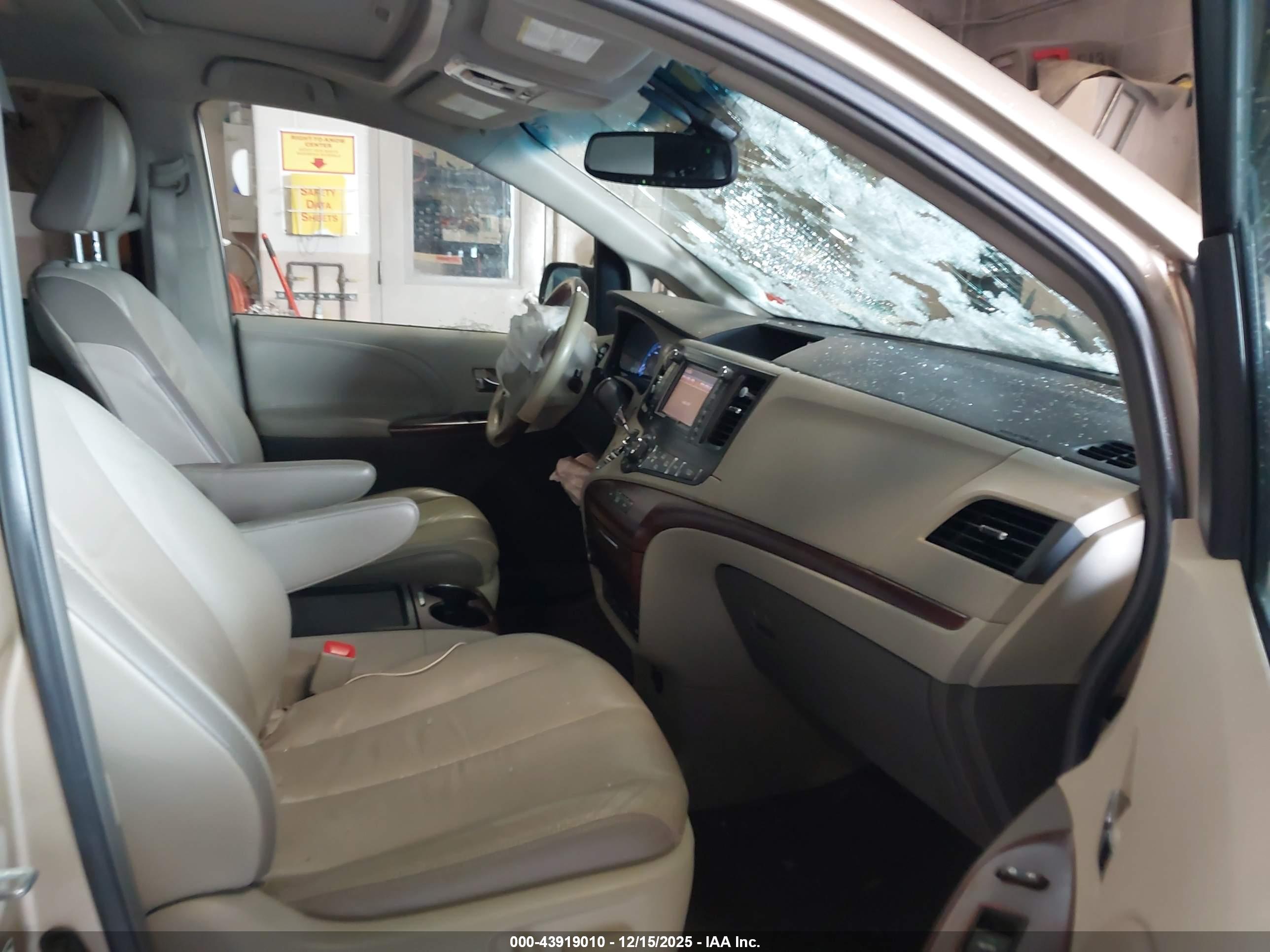 TOYOTA SIENNA image 5