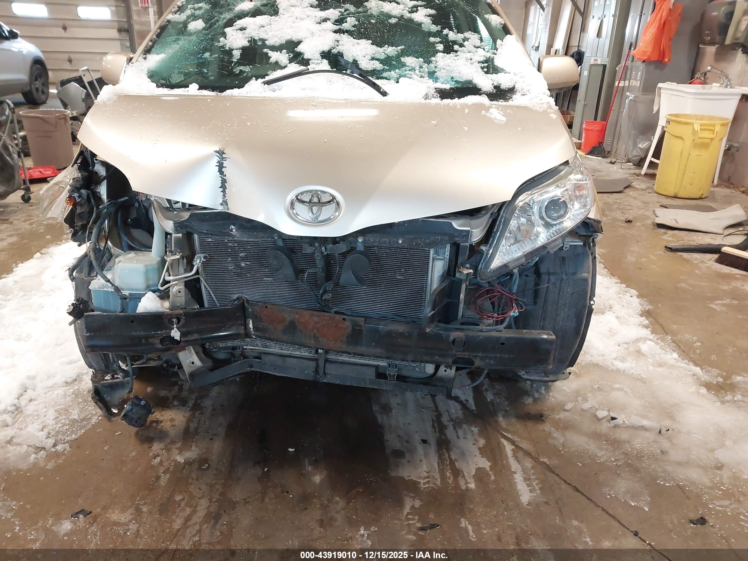 TOYOTA SIENNA image 6
