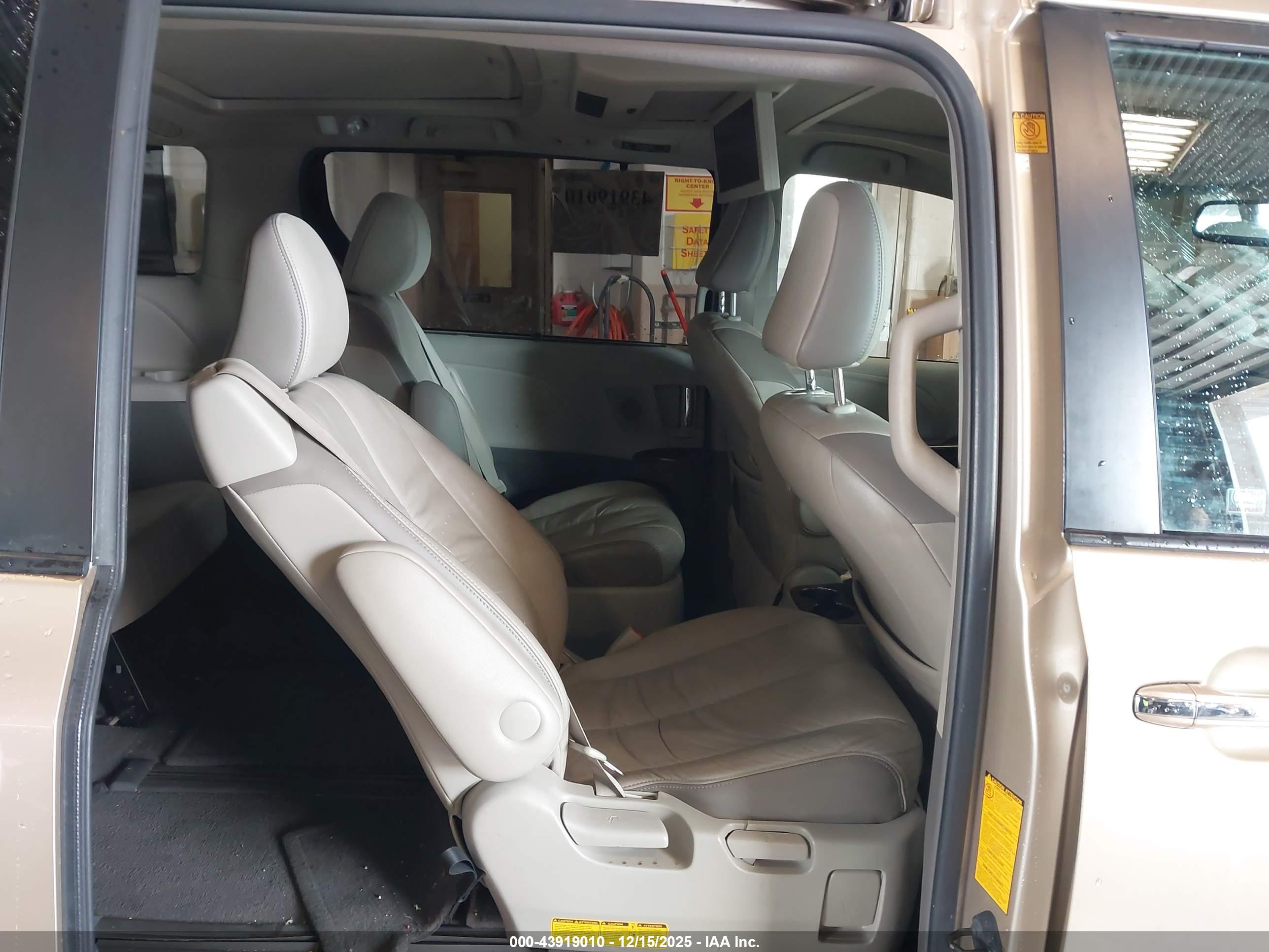 TOYOTA SIENNA image 8