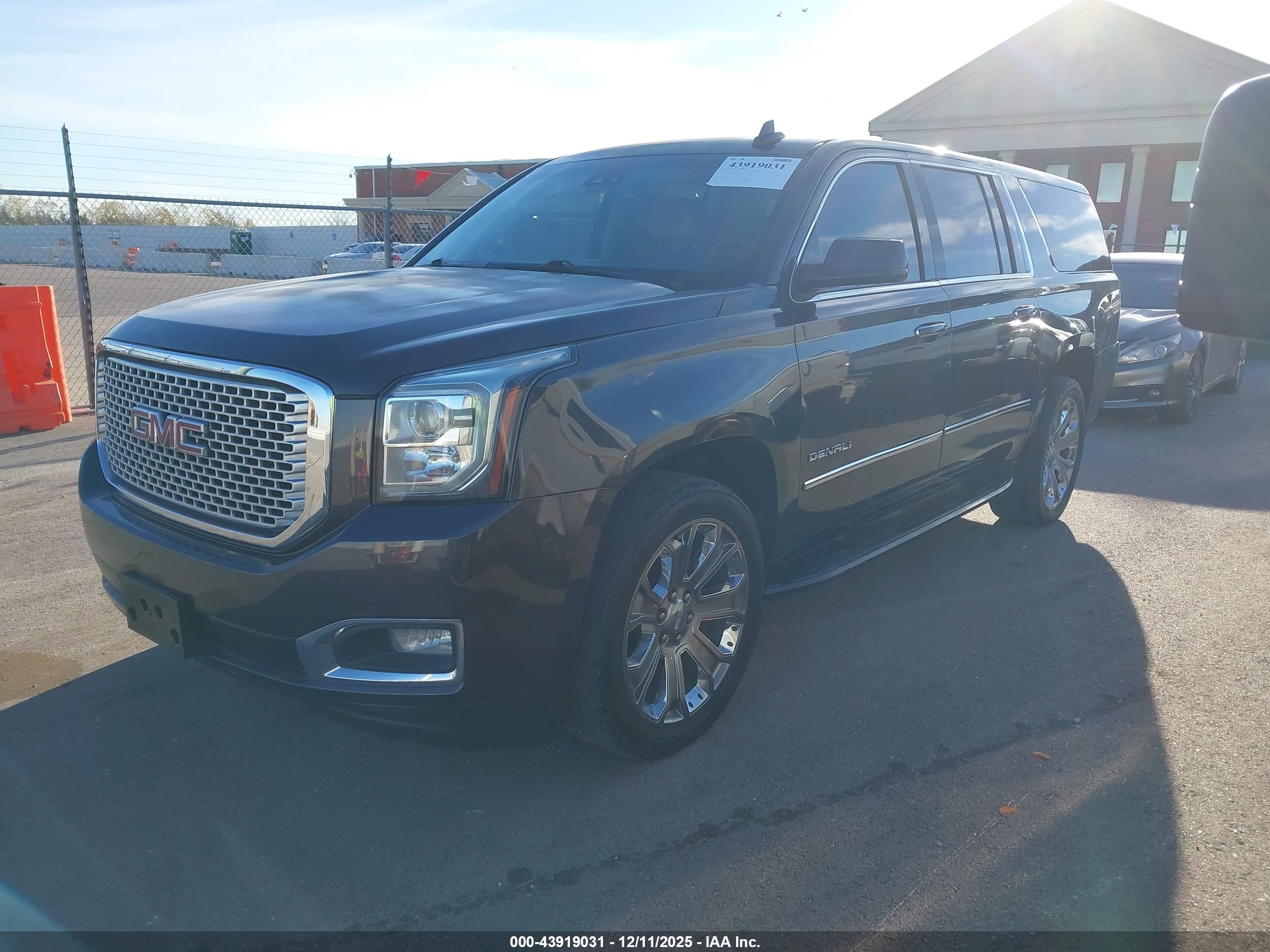 GMC YUKON image 2