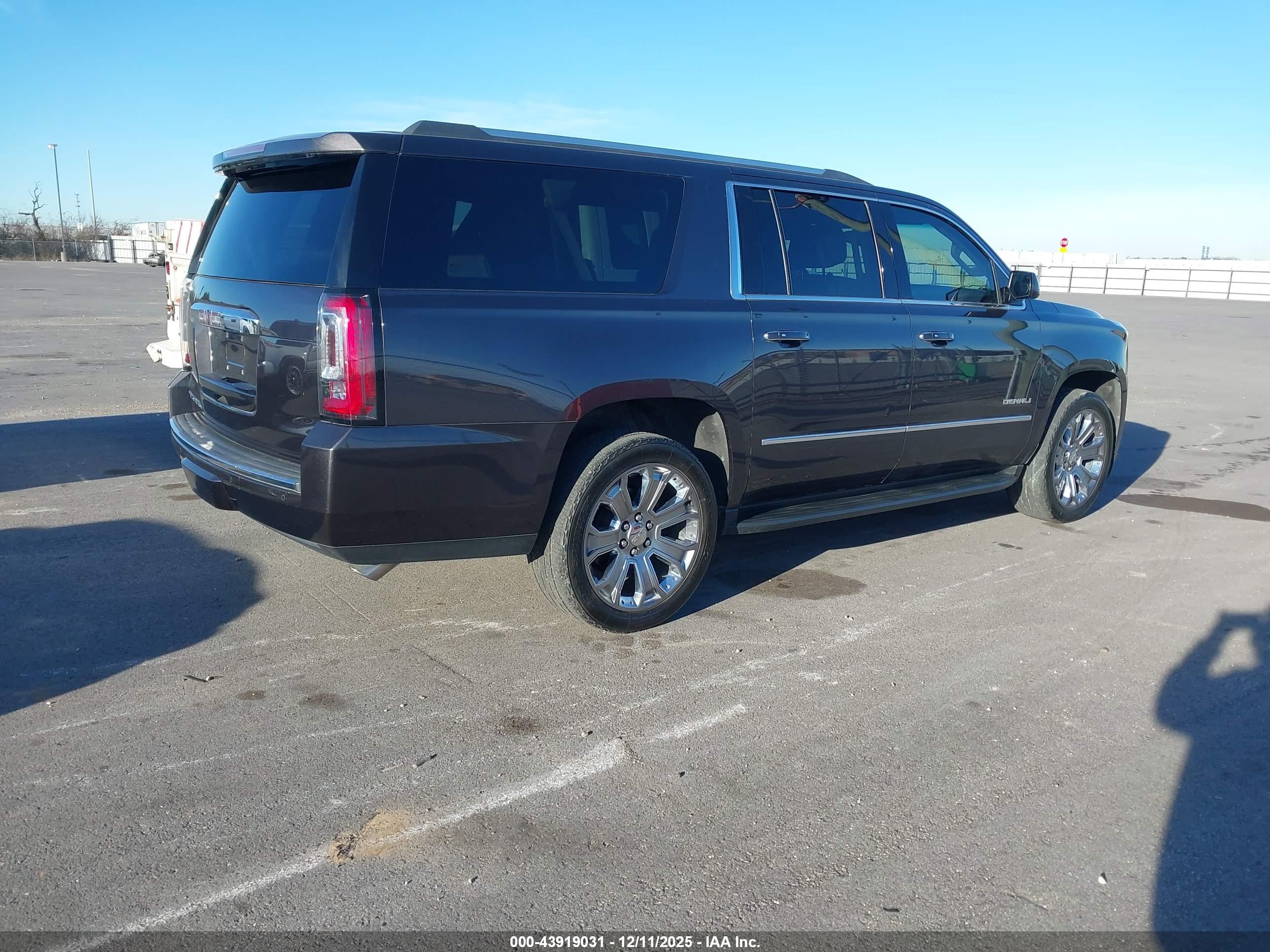 GMC YUKON image 4