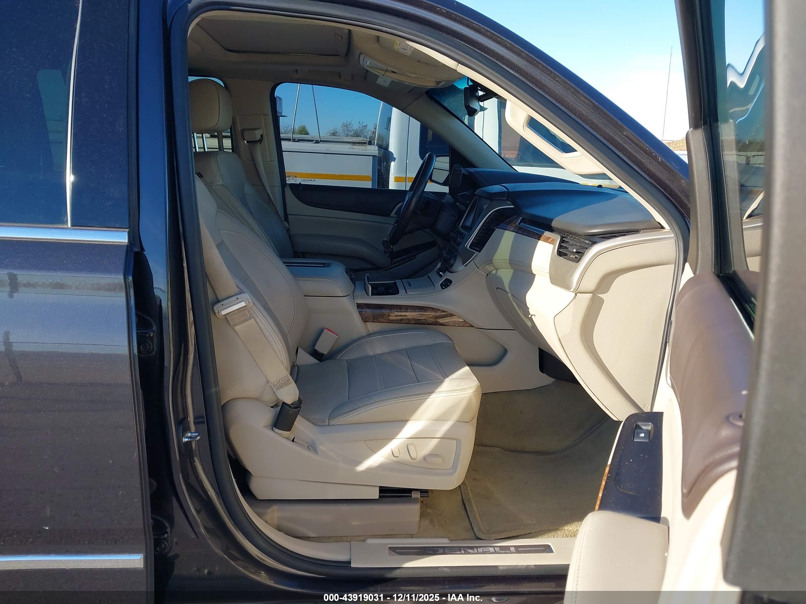 GMC YUKON image 5