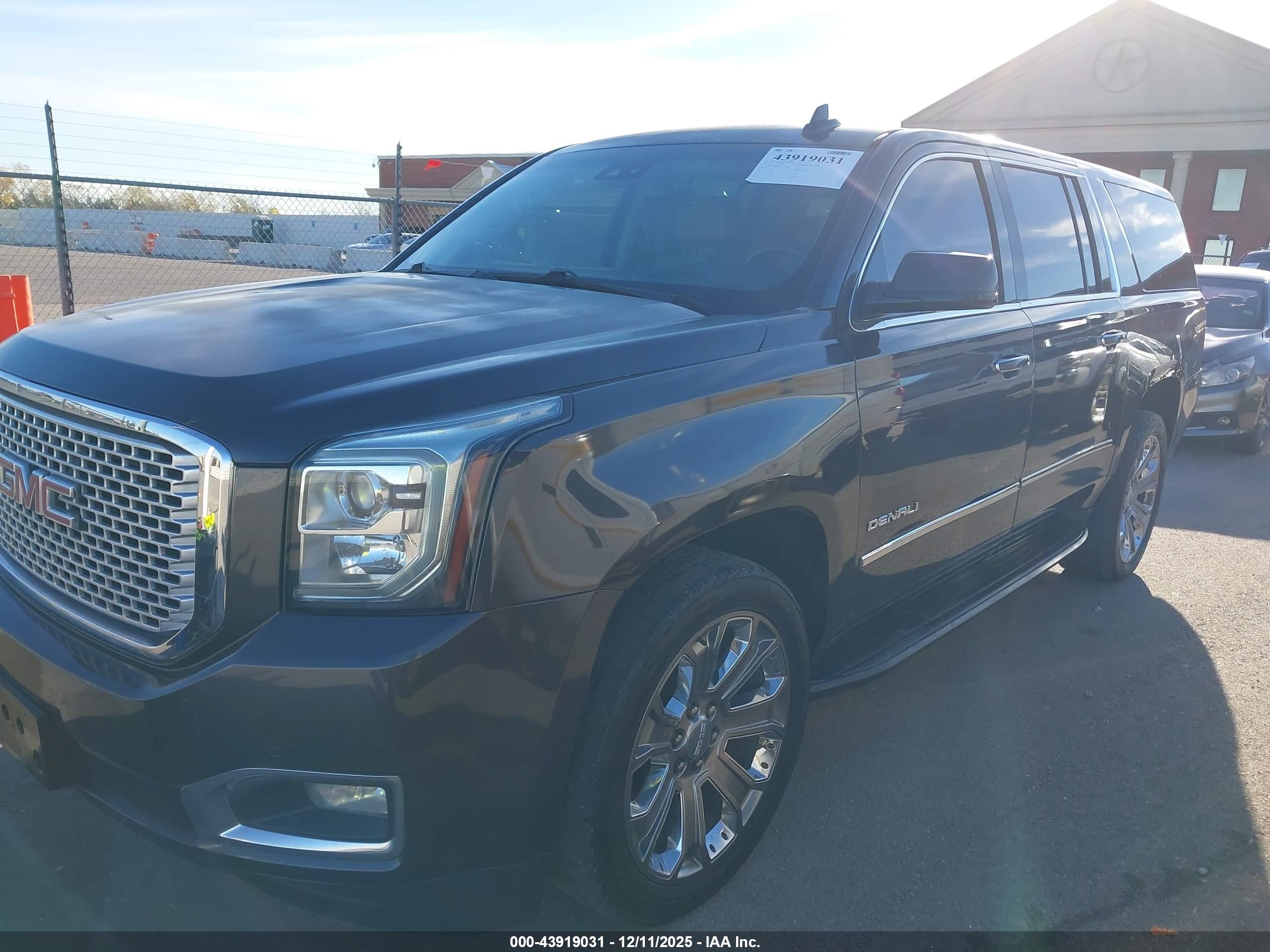 GMC YUKON image 6