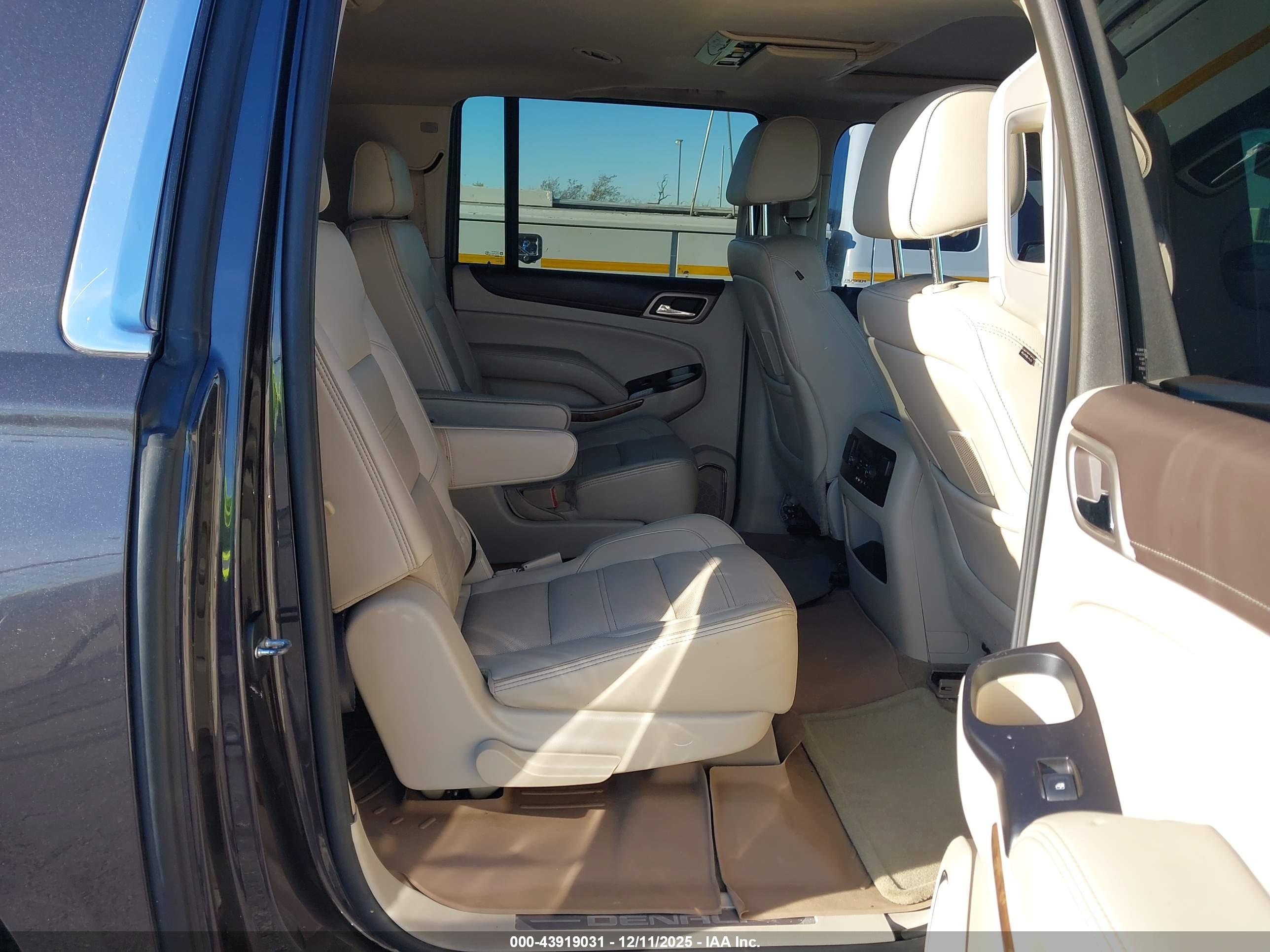 GMC YUKON image 8