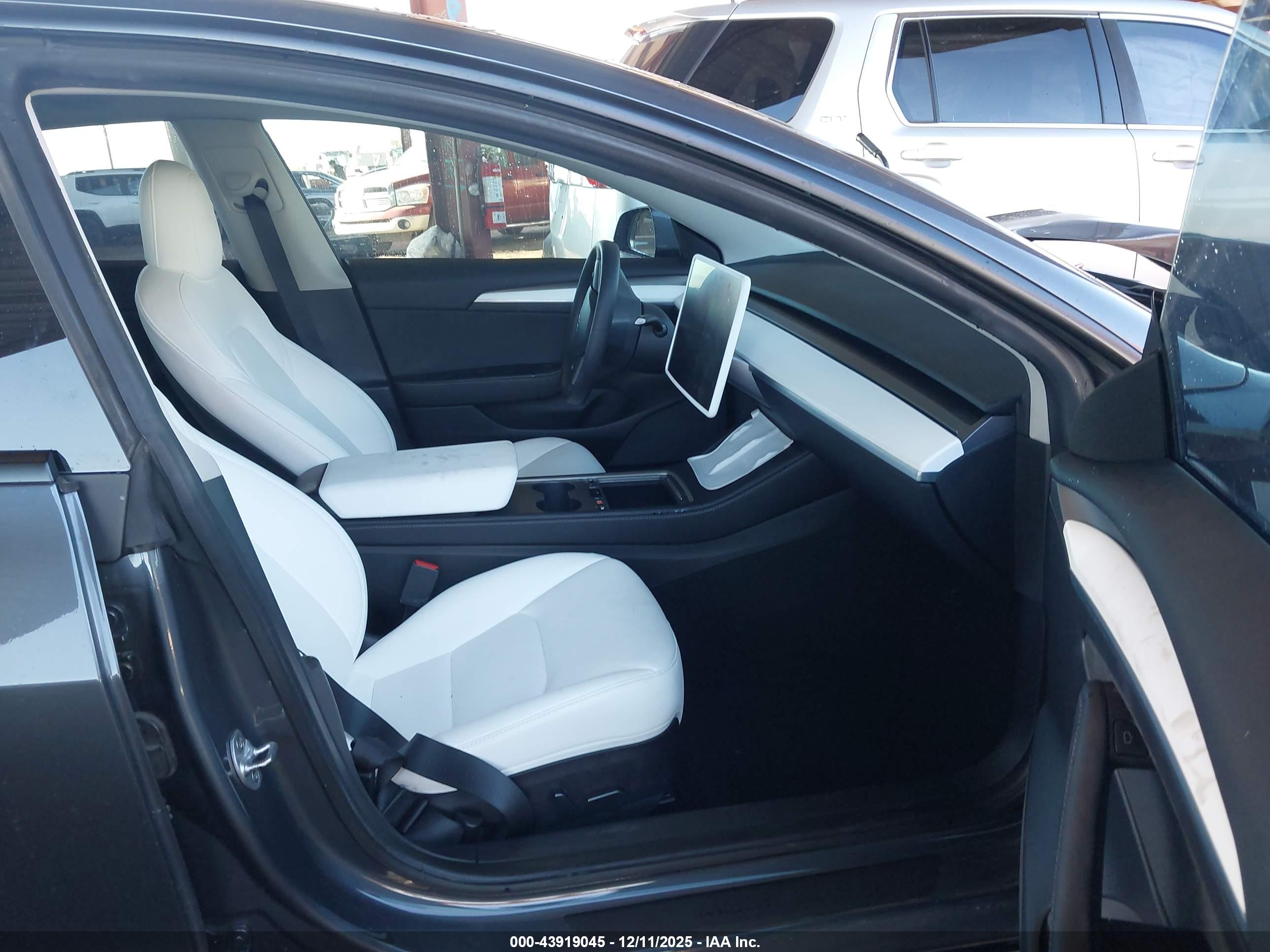 TESLA MODEL image 5