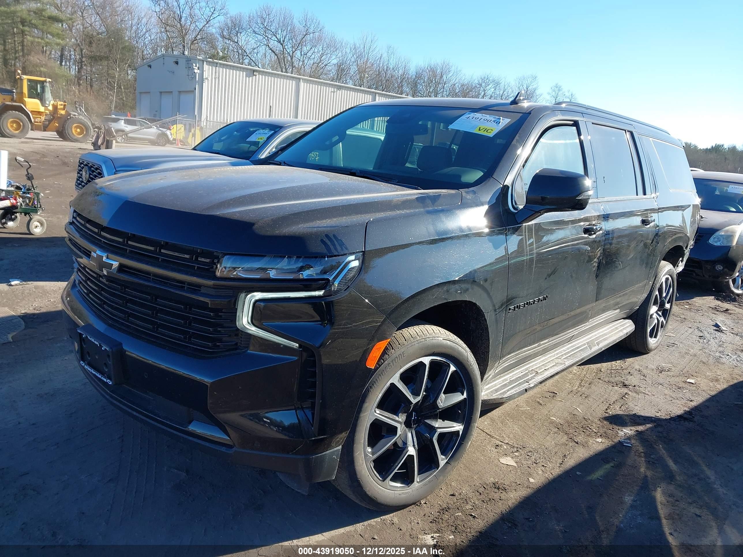 CHEVROLET SUBURBAN image 2