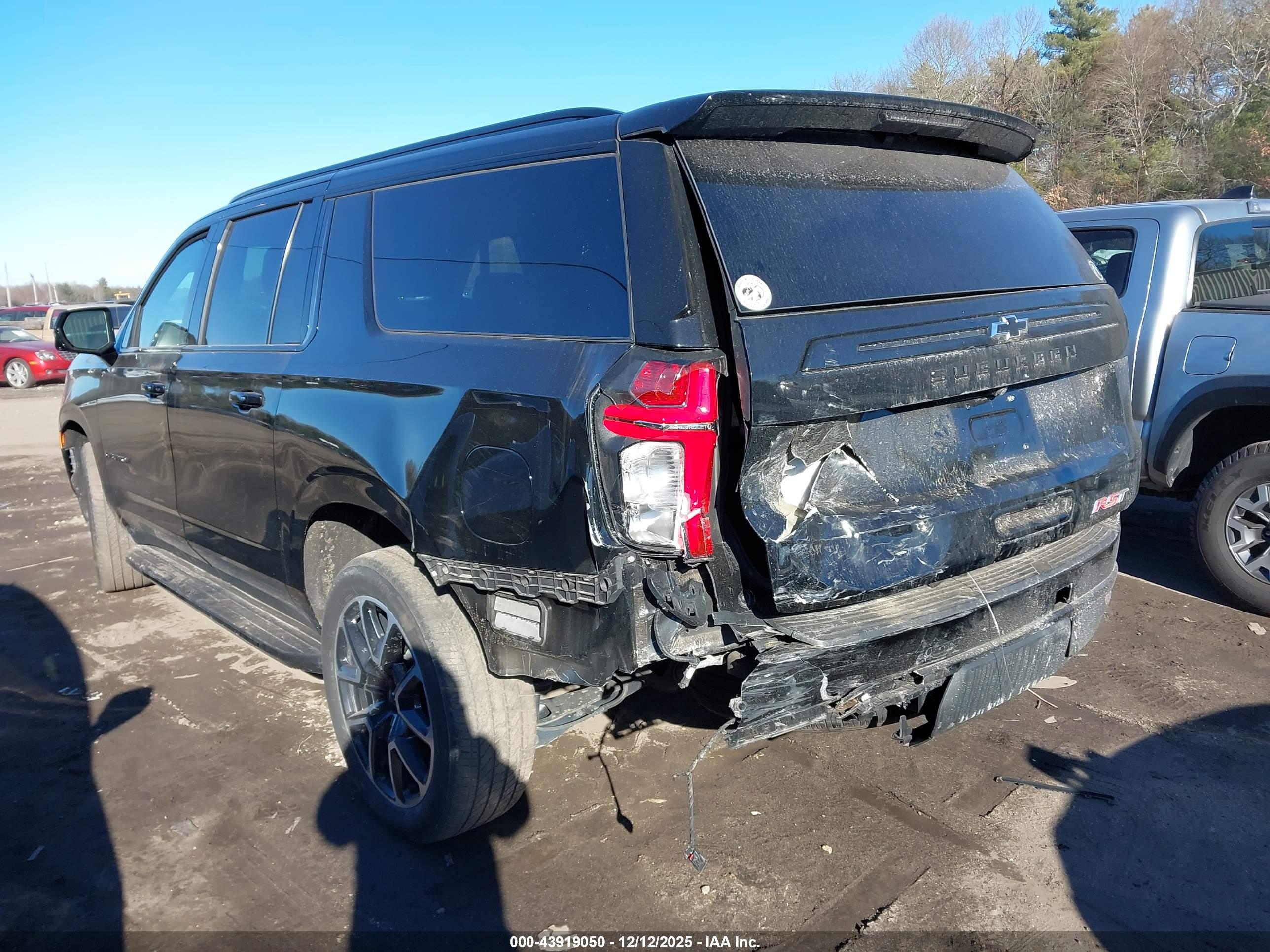 CHEVROLET SUBURBAN image 3