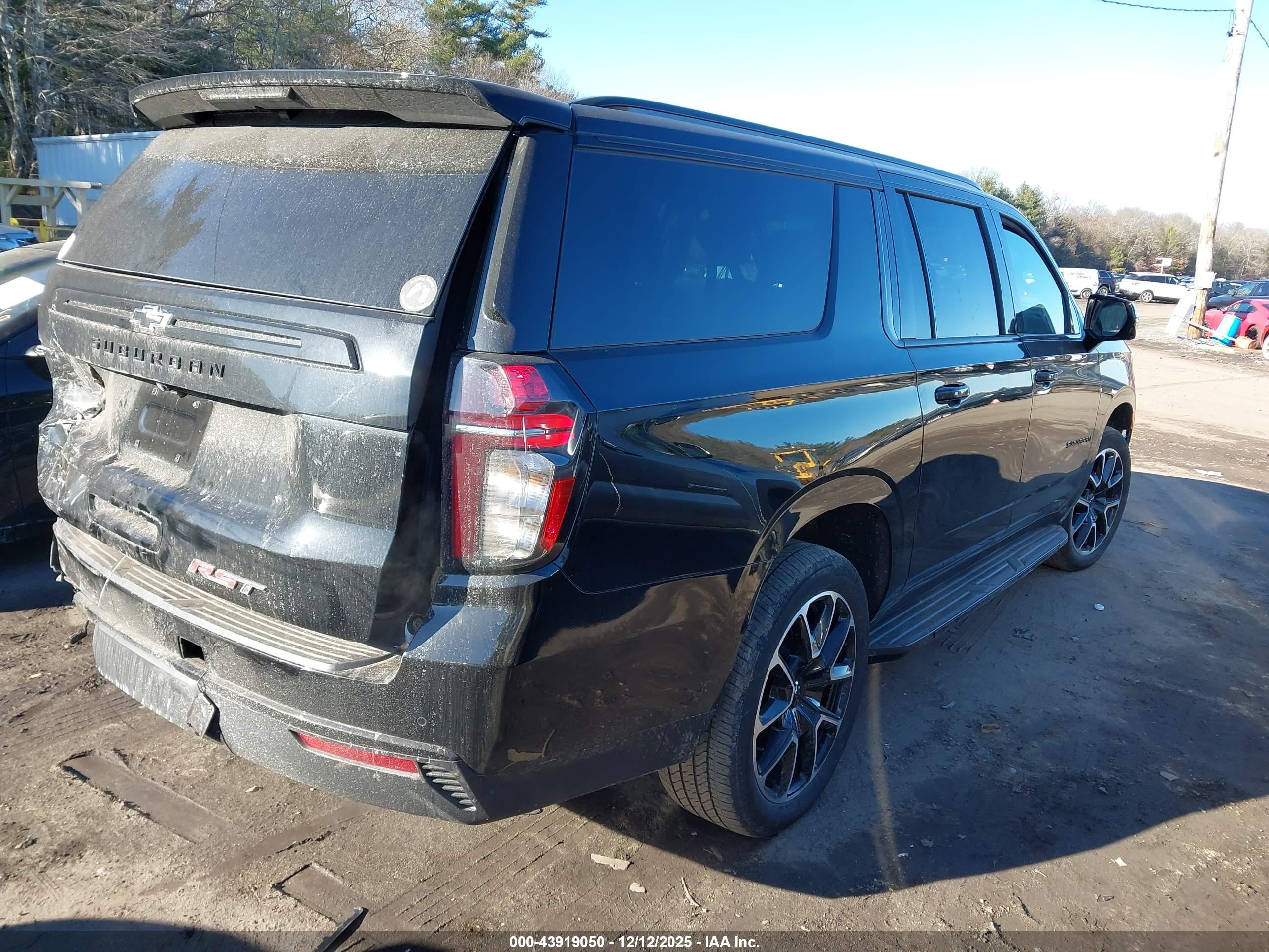 CHEVROLET SUBURBAN image 4