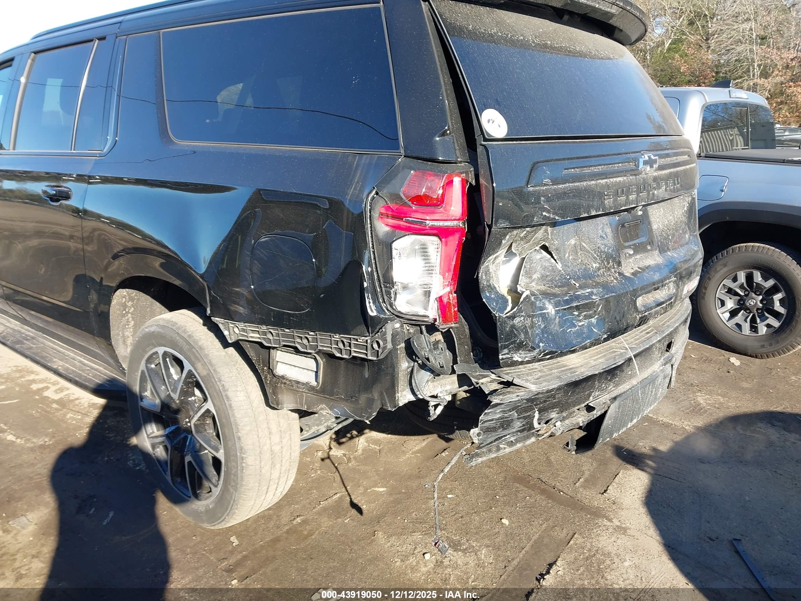 CHEVROLET SUBURBAN image 6