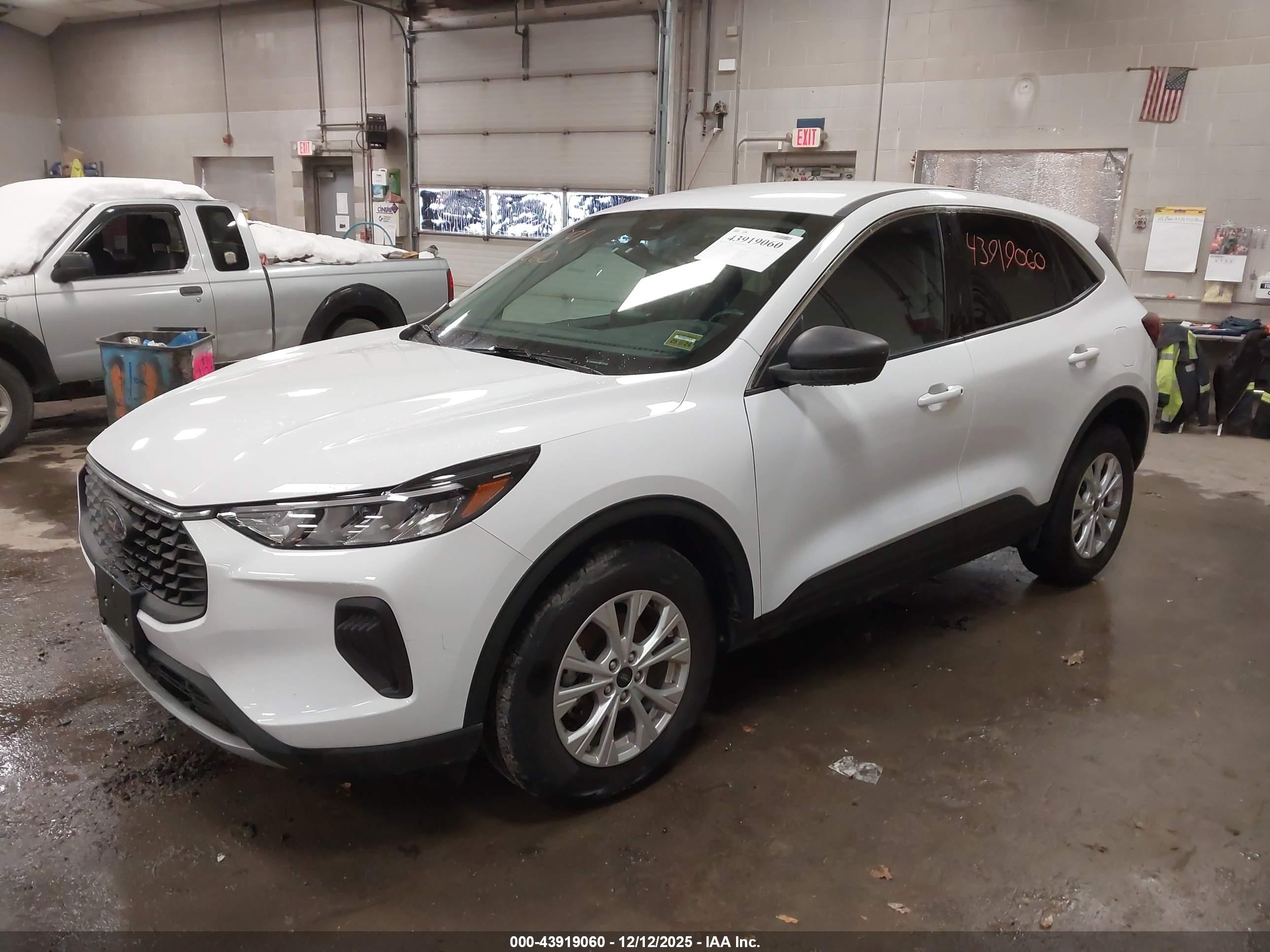 FORD ESCAPE image 2